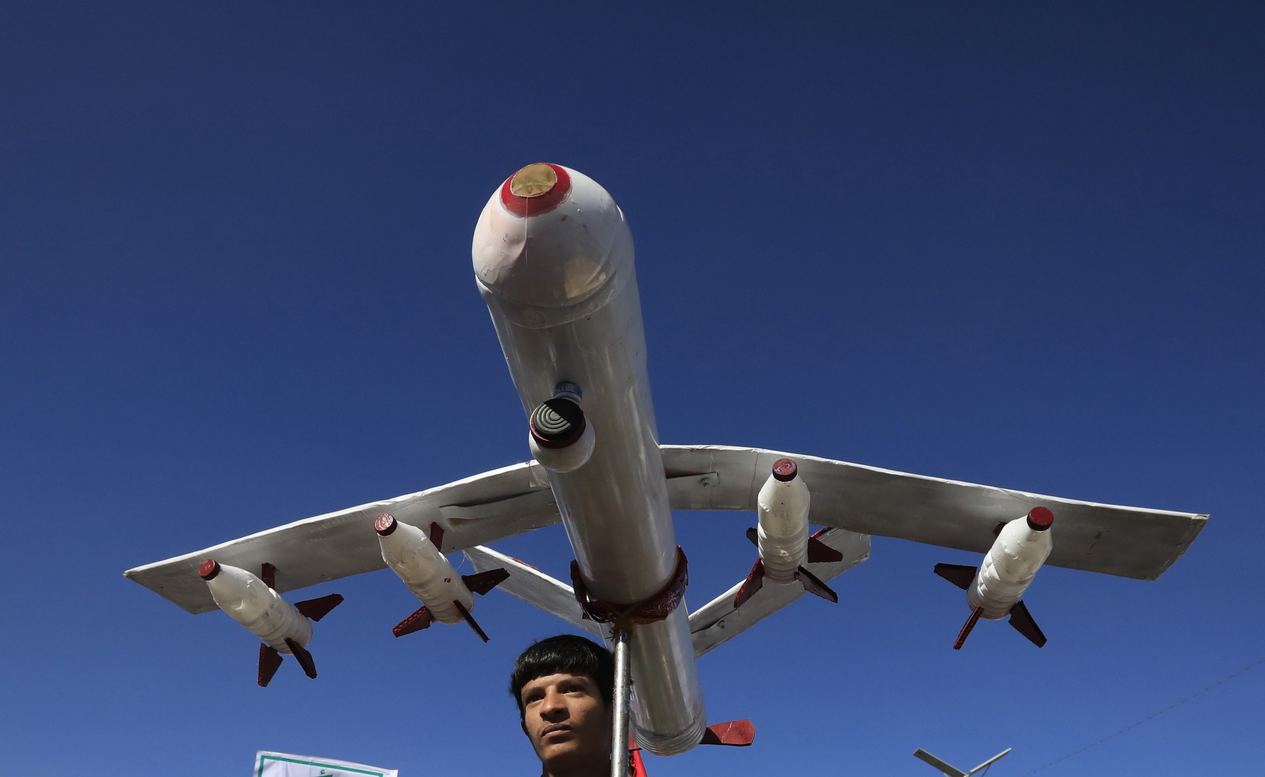 Rebeldes do Iémen lançam novo ataque no Mar Vermelho. Forças aliadas neutralizaram quinze drones
