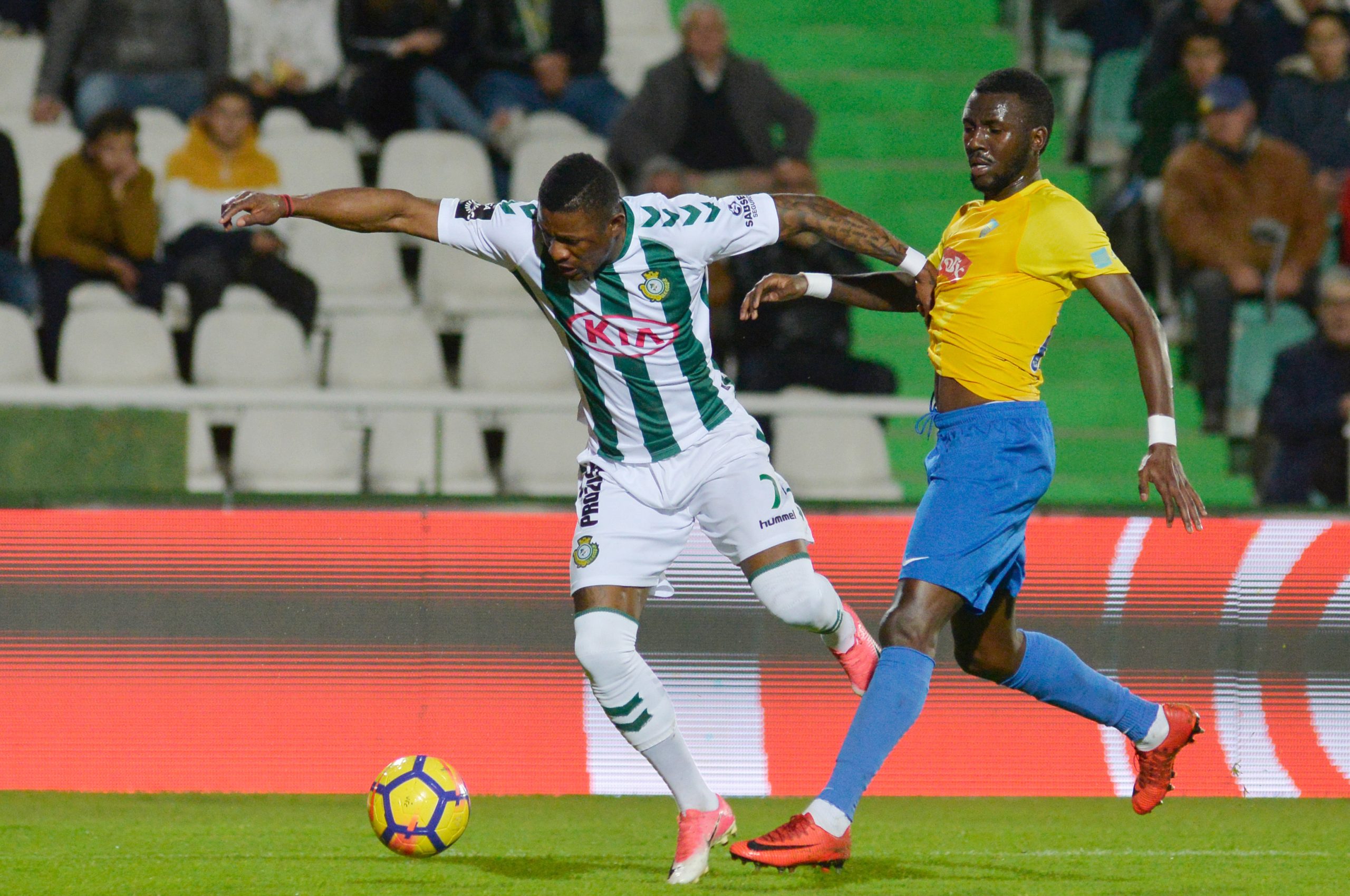 Estoril recupera de desvantagem de dois golos e empata com Vitória de Setúbal