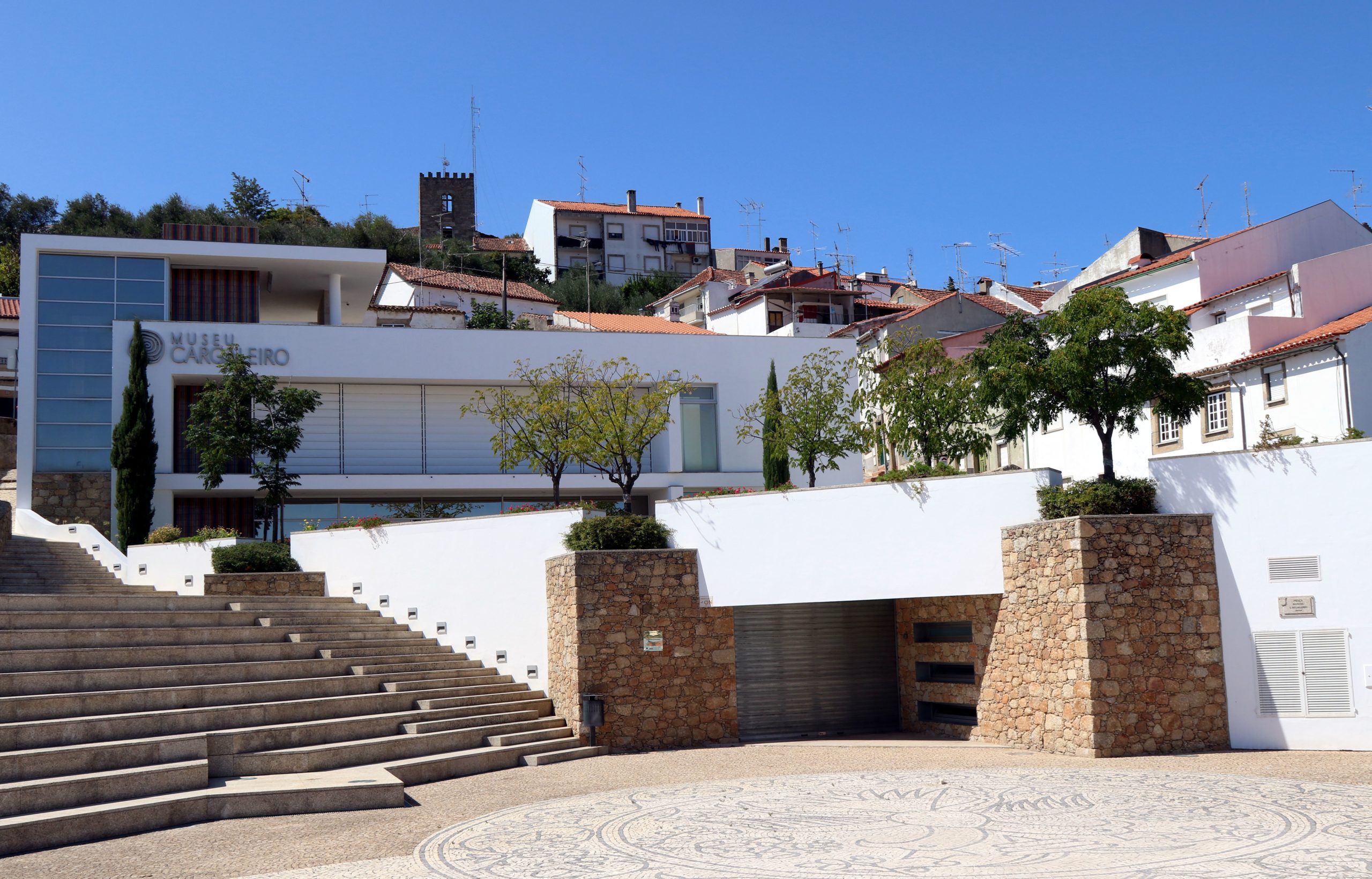 Fundação Cargaleiro recebe cerca de 1.900 peças de cerâmica doadas pelo artista