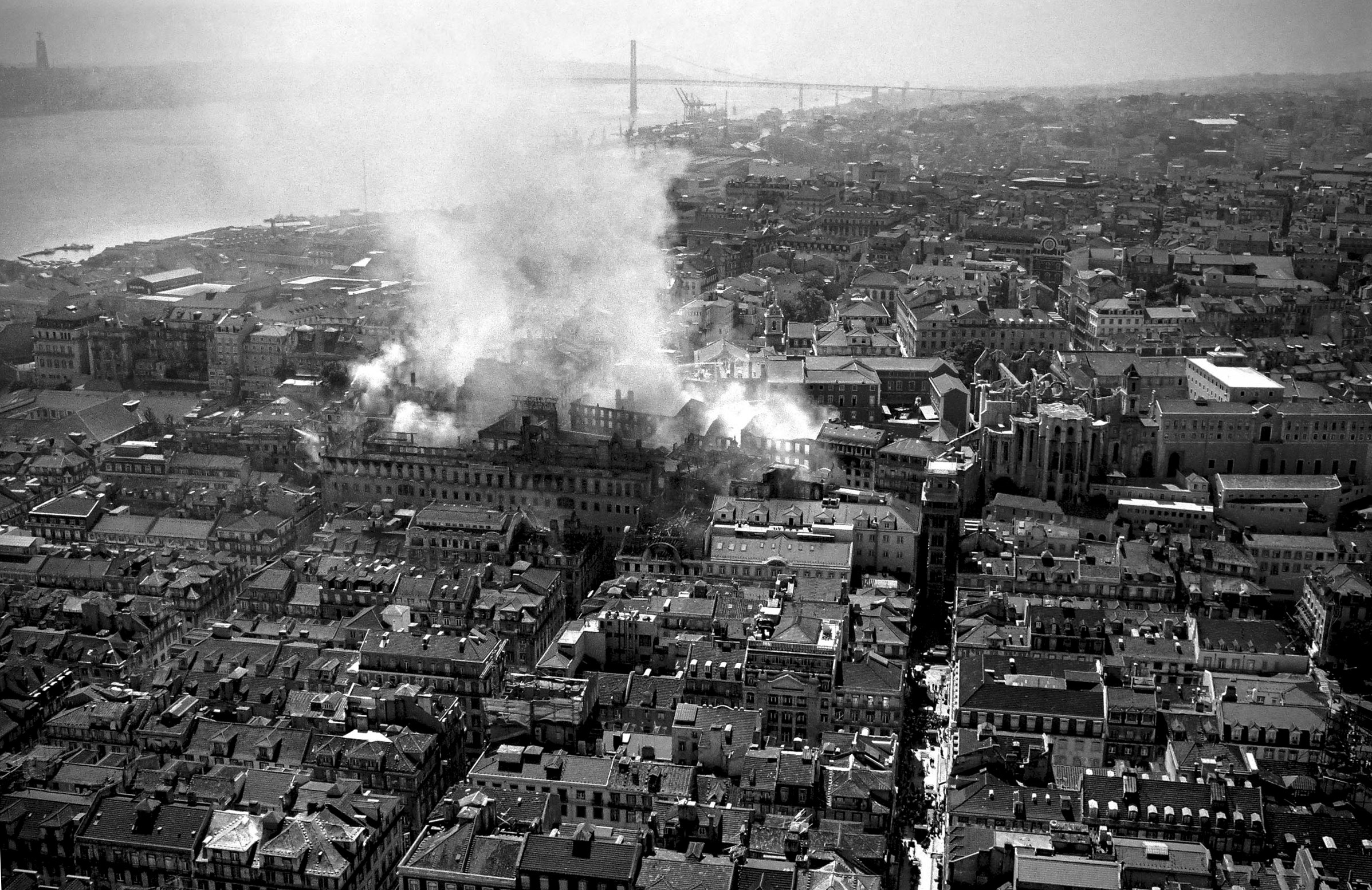 Chiado acordou há 30 anos com o incêndio que marcou a capital portuguesa