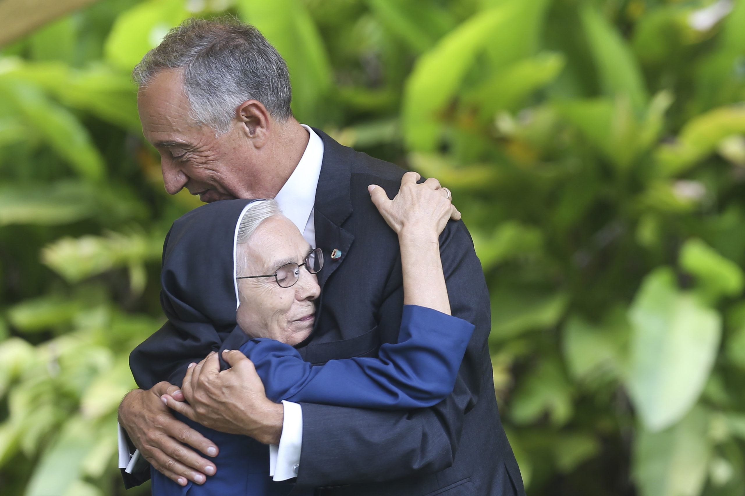 Marcelo condecora freira portuguesa e historiador cubano em Havana