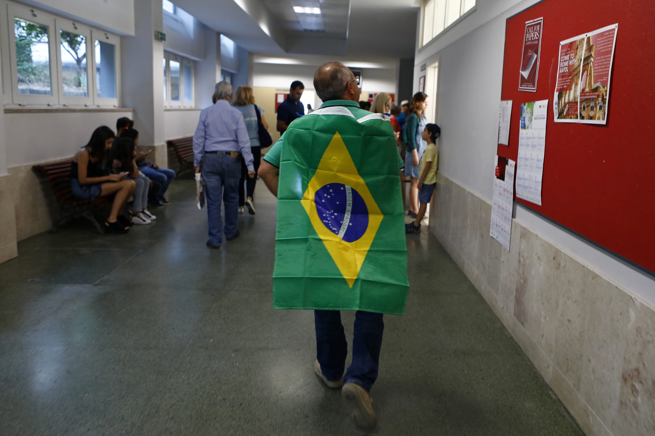Pelo menos 100 dos 342 eleitores brasileiros em Luanda votaram até ao meio-dia