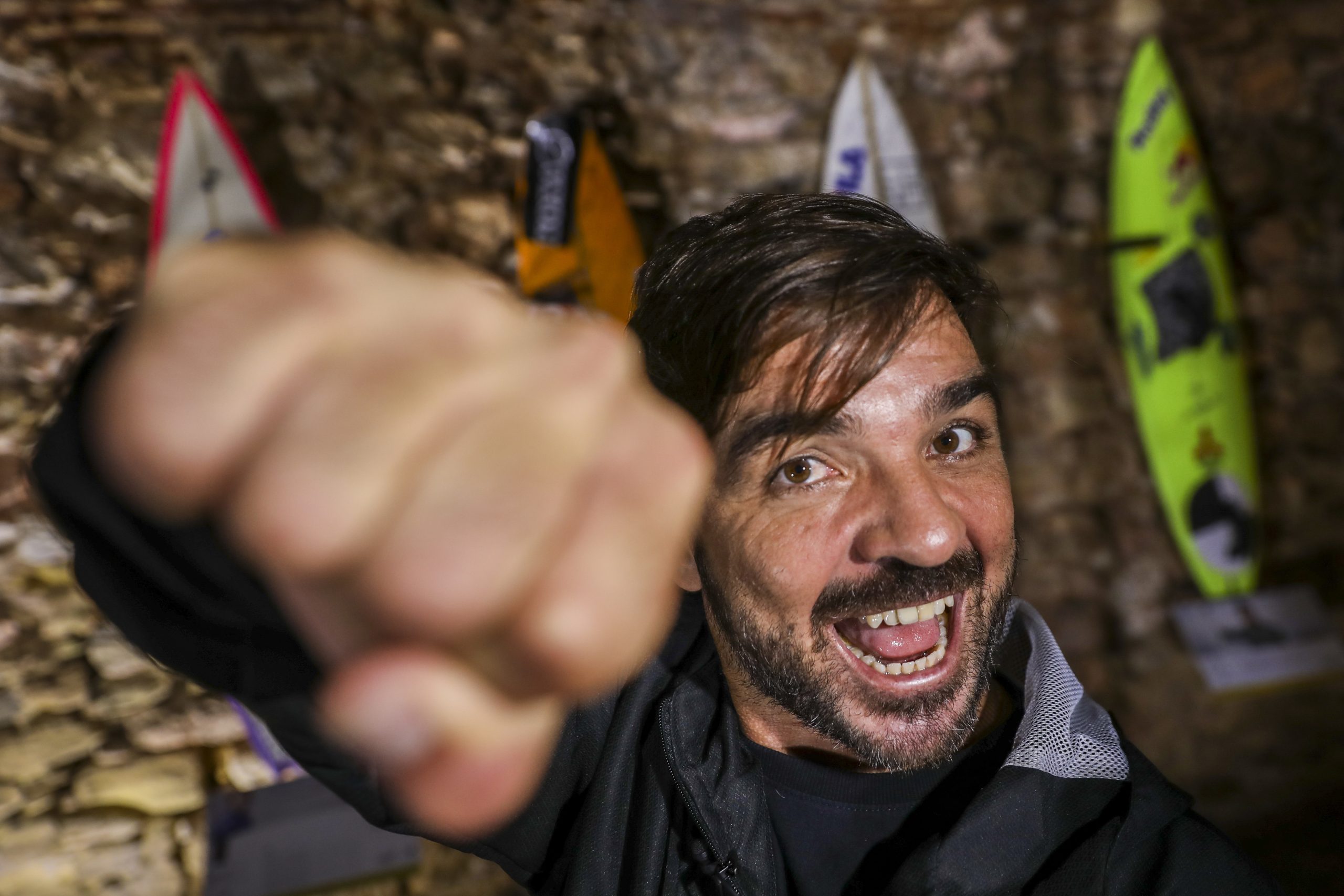 Rodrigo Koxa, recordista mundial da maior onda surfada: “Seria maravilhoso bater o meu próprio recorde”
