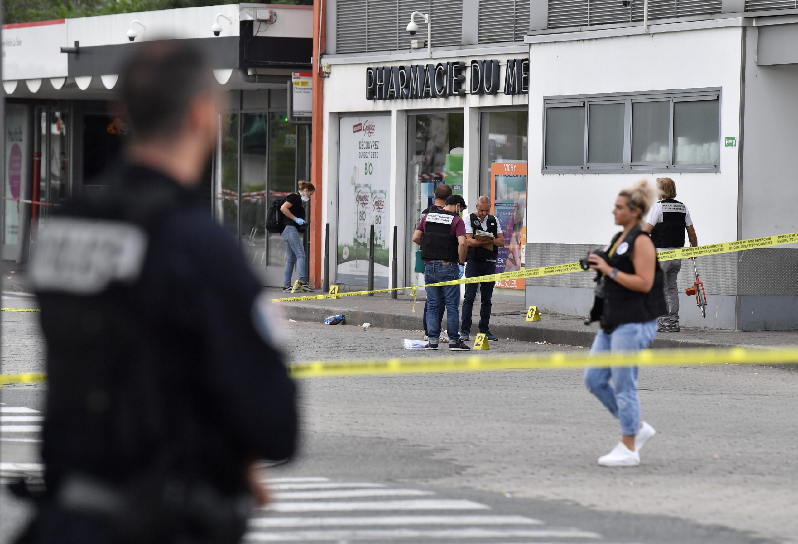 Ataque com faca perto de Lyon faz um morto e nove feridos. Um suspeito foi detido