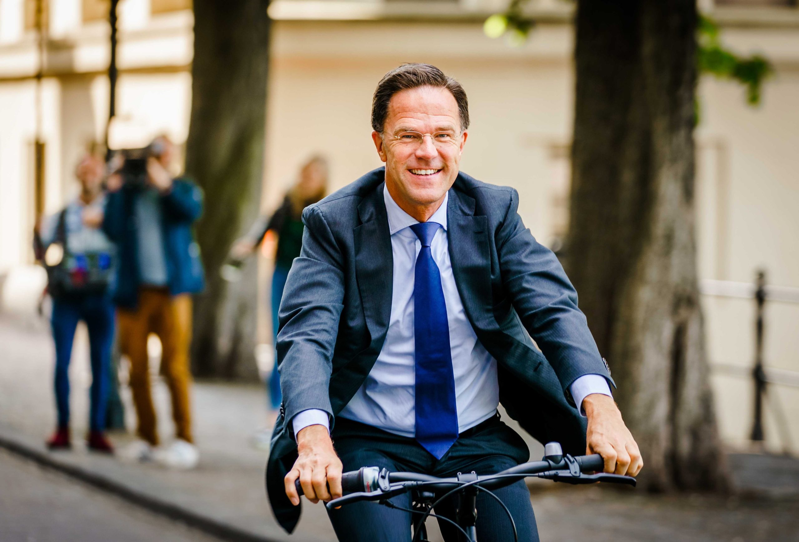 Primeiro-ministro holandês vai votar de bicicleta e lembra importância da UE
