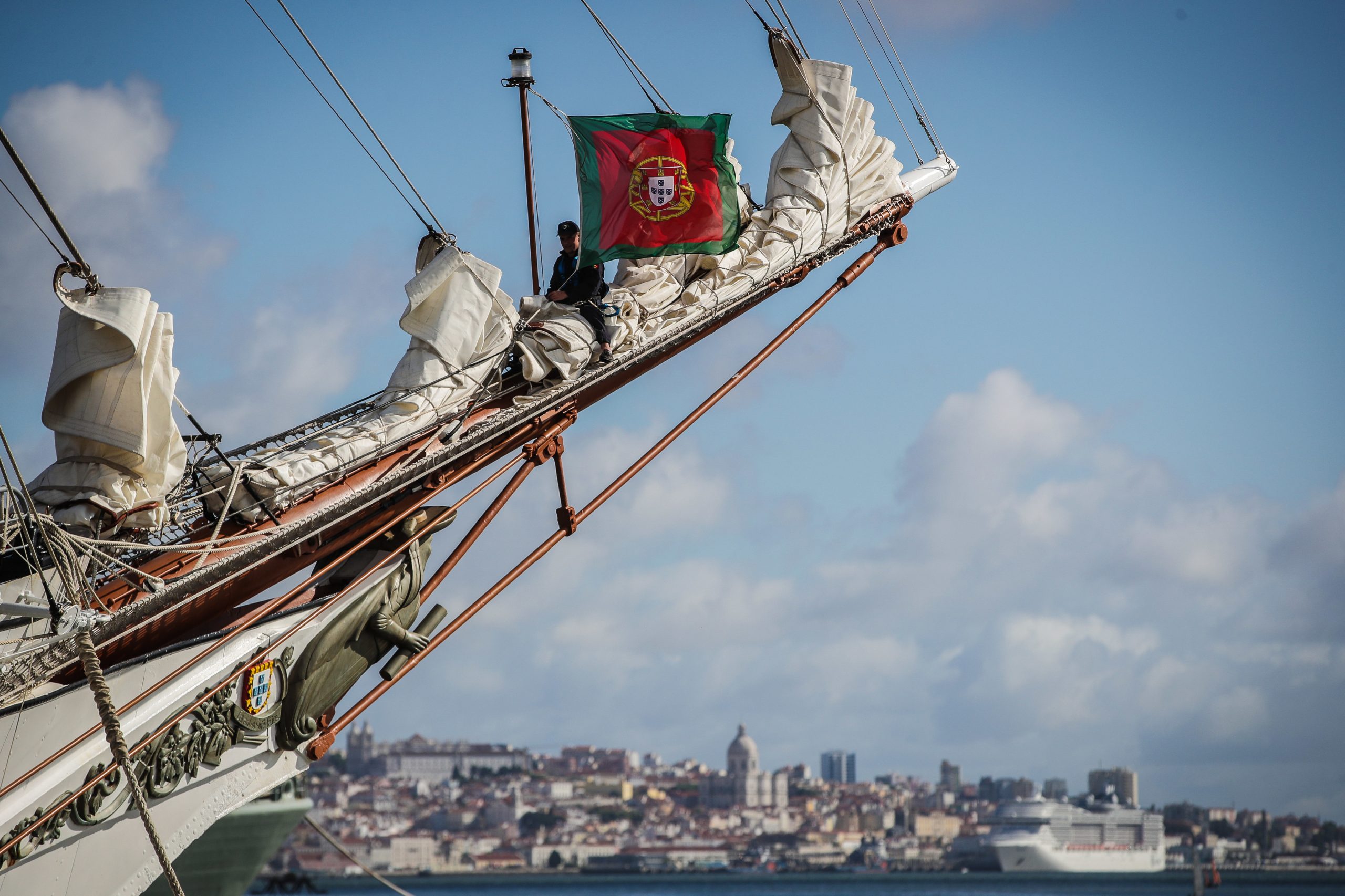 25 anos depois, navio-escola Sagres atraca no rio Douro outra vez