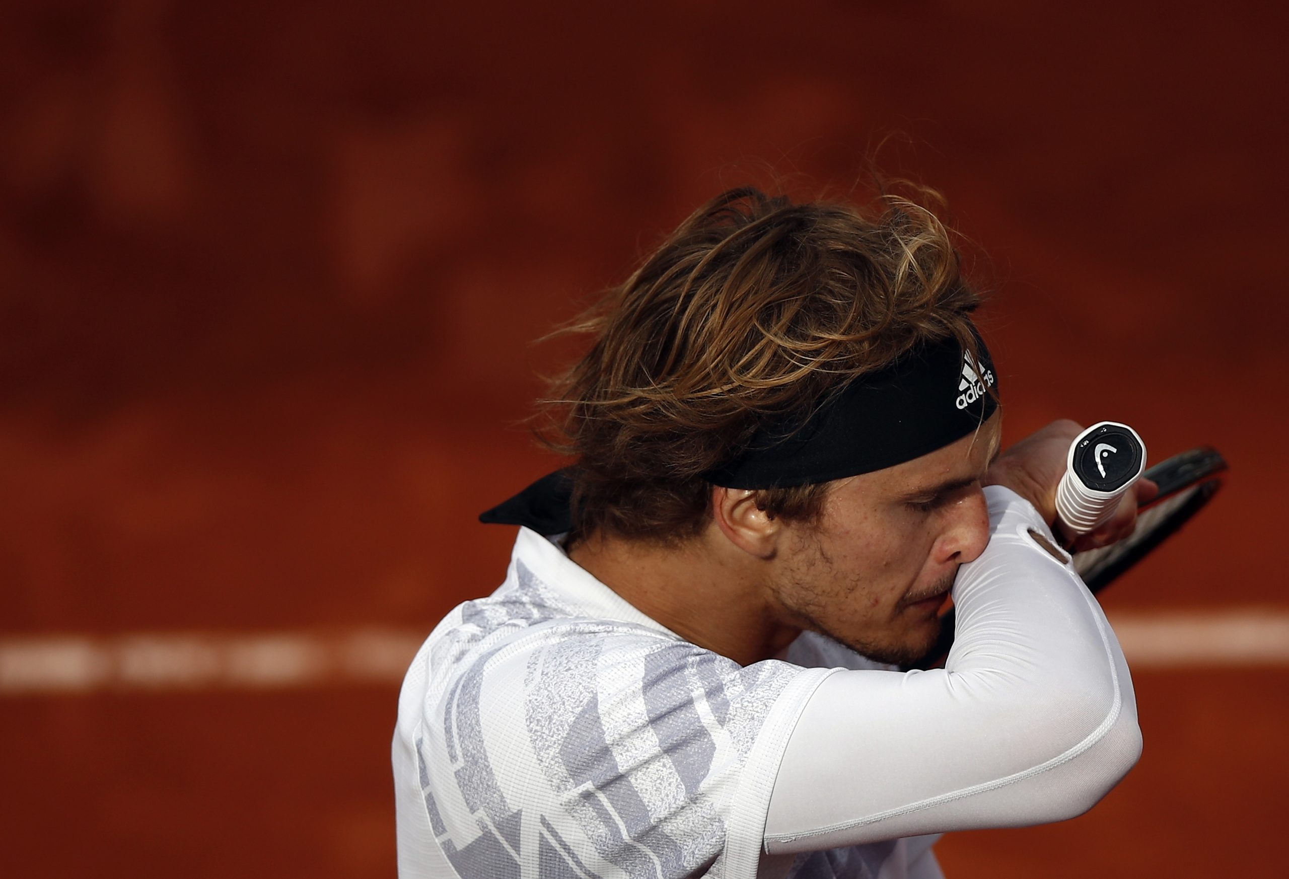 Roland Garros: Zverev é batido por Sinner e falha terceiros quartos de final seguidos