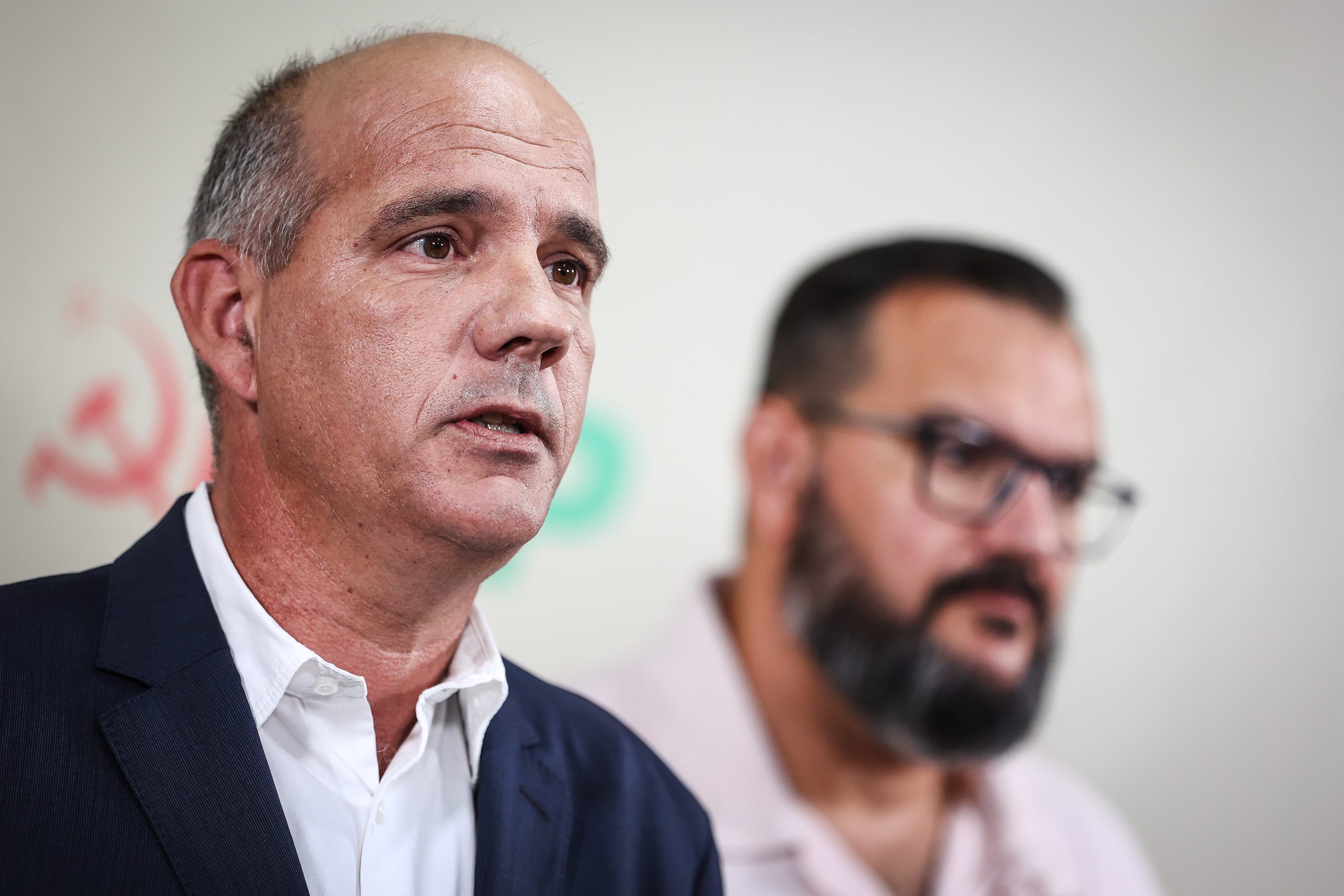 PCP critica “fabricadas discordâncias” sobre o Orçamento. Raimundo desafia PS a “assumir responsabilidades”