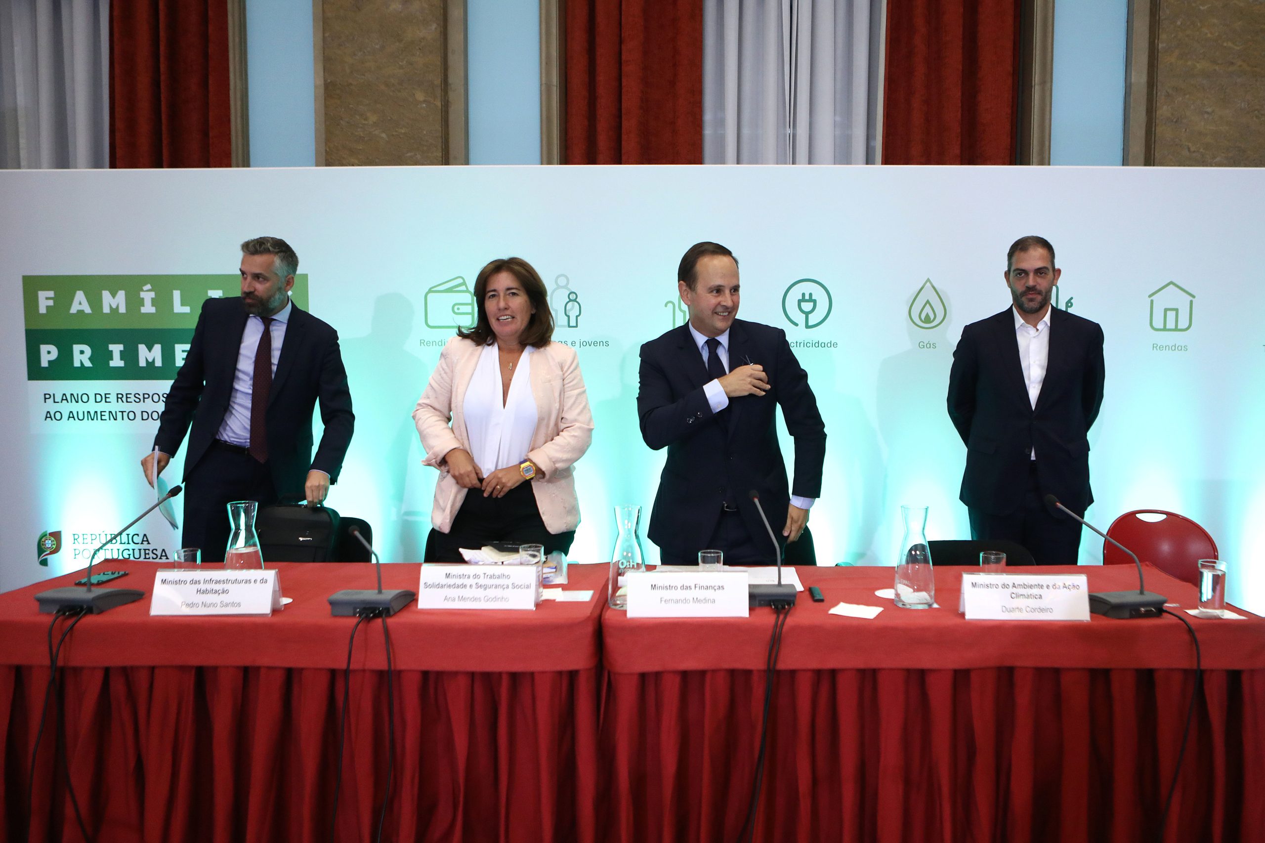 Ministra do trabalho reitera aos pensionistas que em 2024 “ninguém receberá” menos do que em 2023