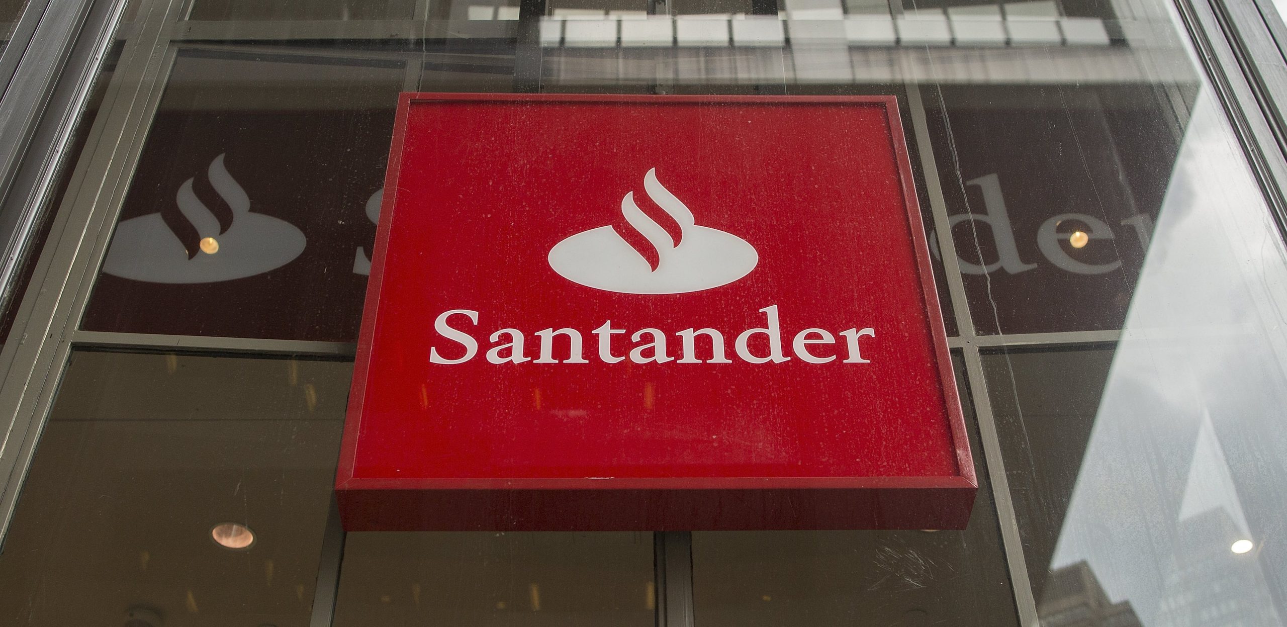 Banco Santander Totta renova imagem e passa a designar-se Banco Santander Portugal