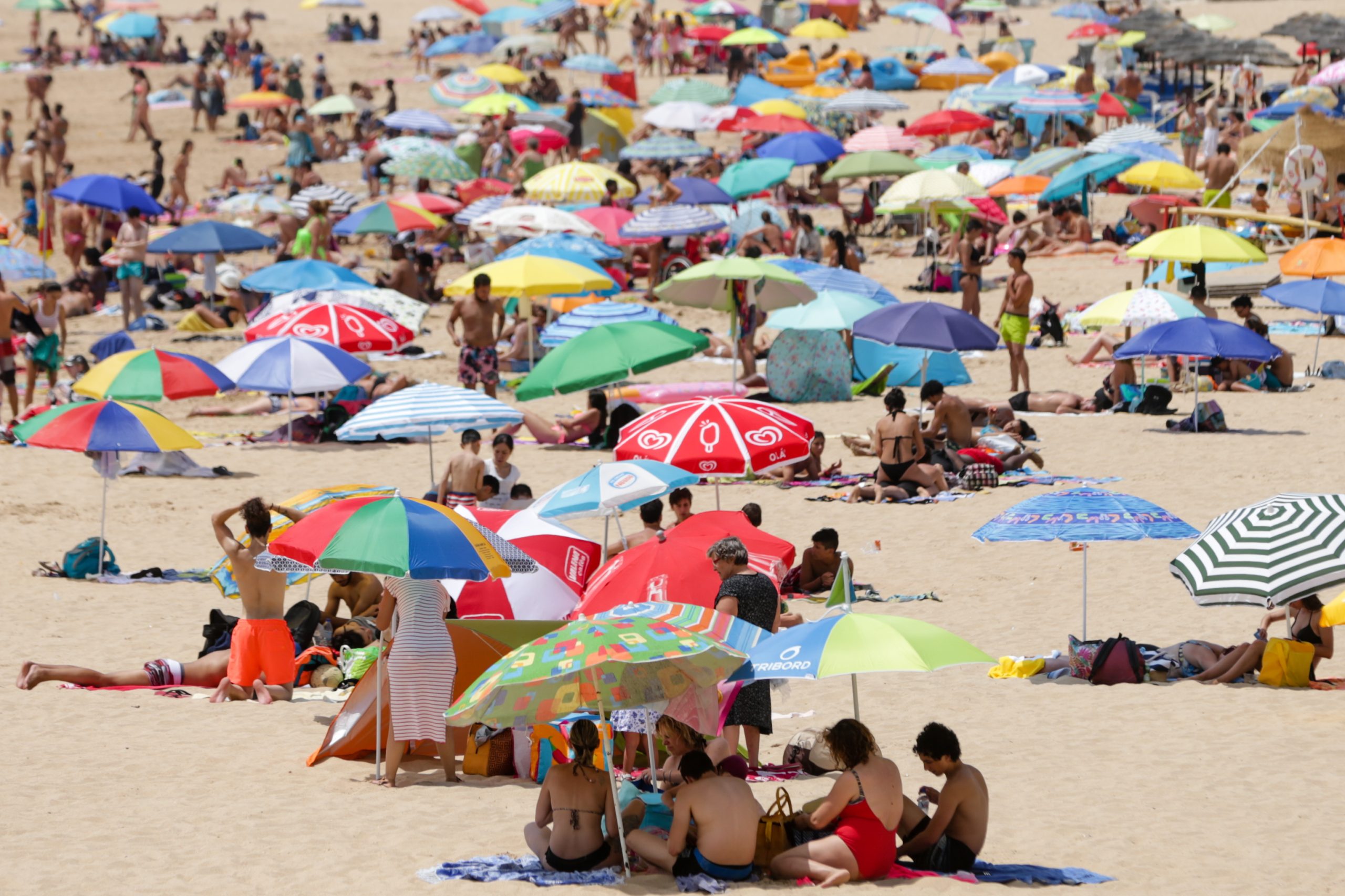 Calor. Praia de Santo Amaro de Oeiras repleta de adultos e crianças em ‘hora proibida’