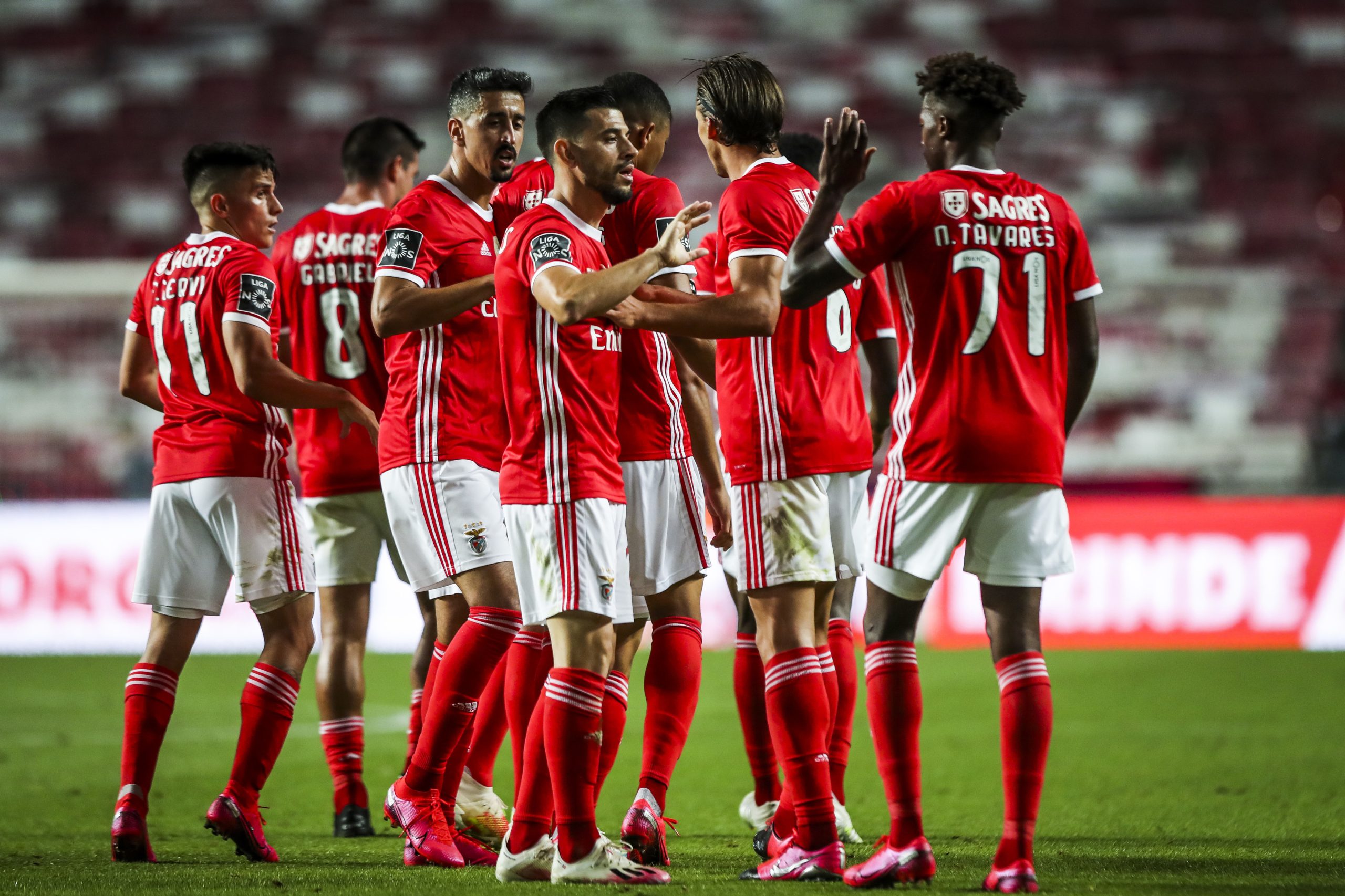 Benfica vence Vitória, assegura ‘Champions’ e adia título do FC Porto
