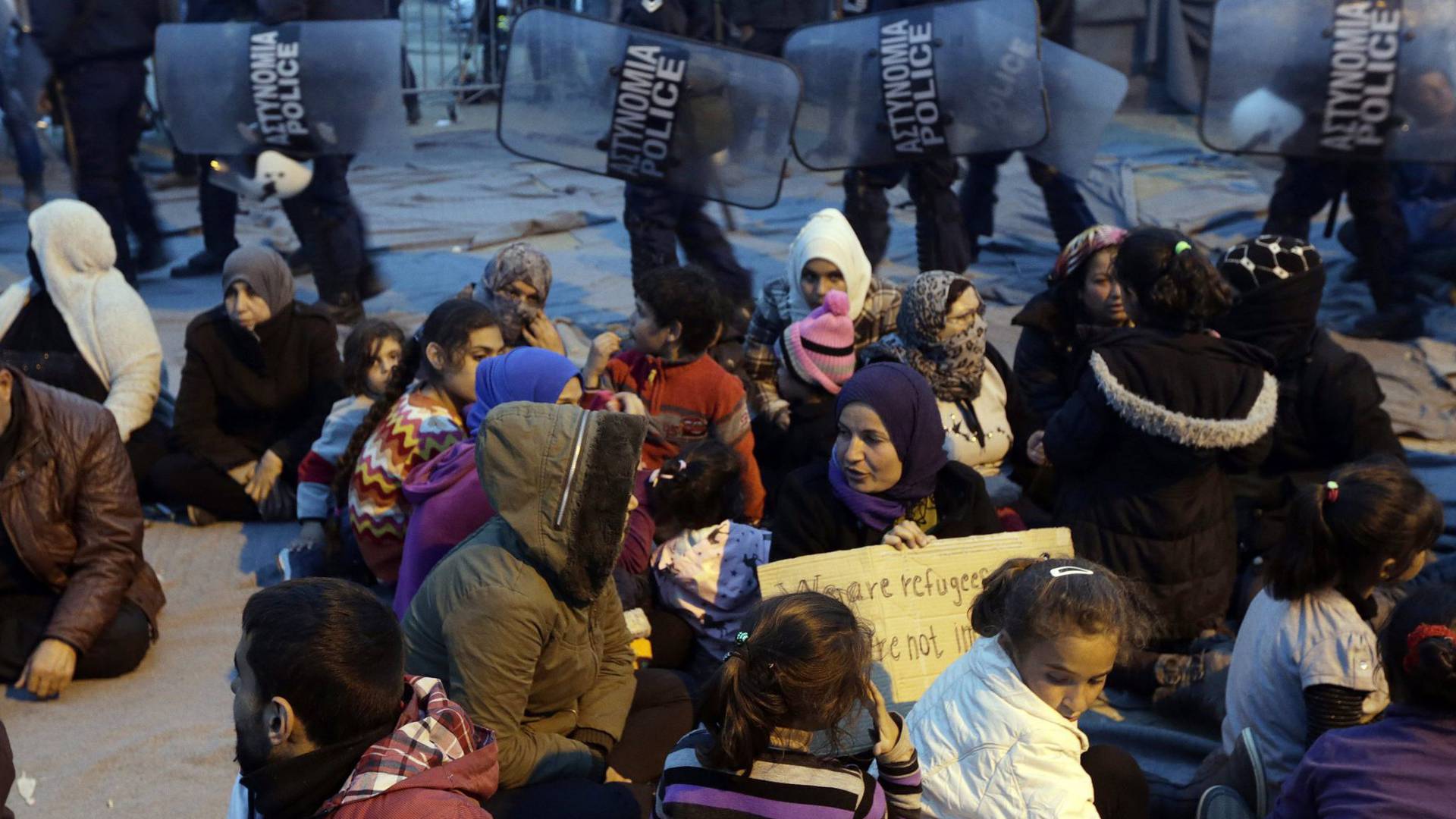 Preconceito contra refugiados associado a grau de escolaridade e a ideologia política de direita