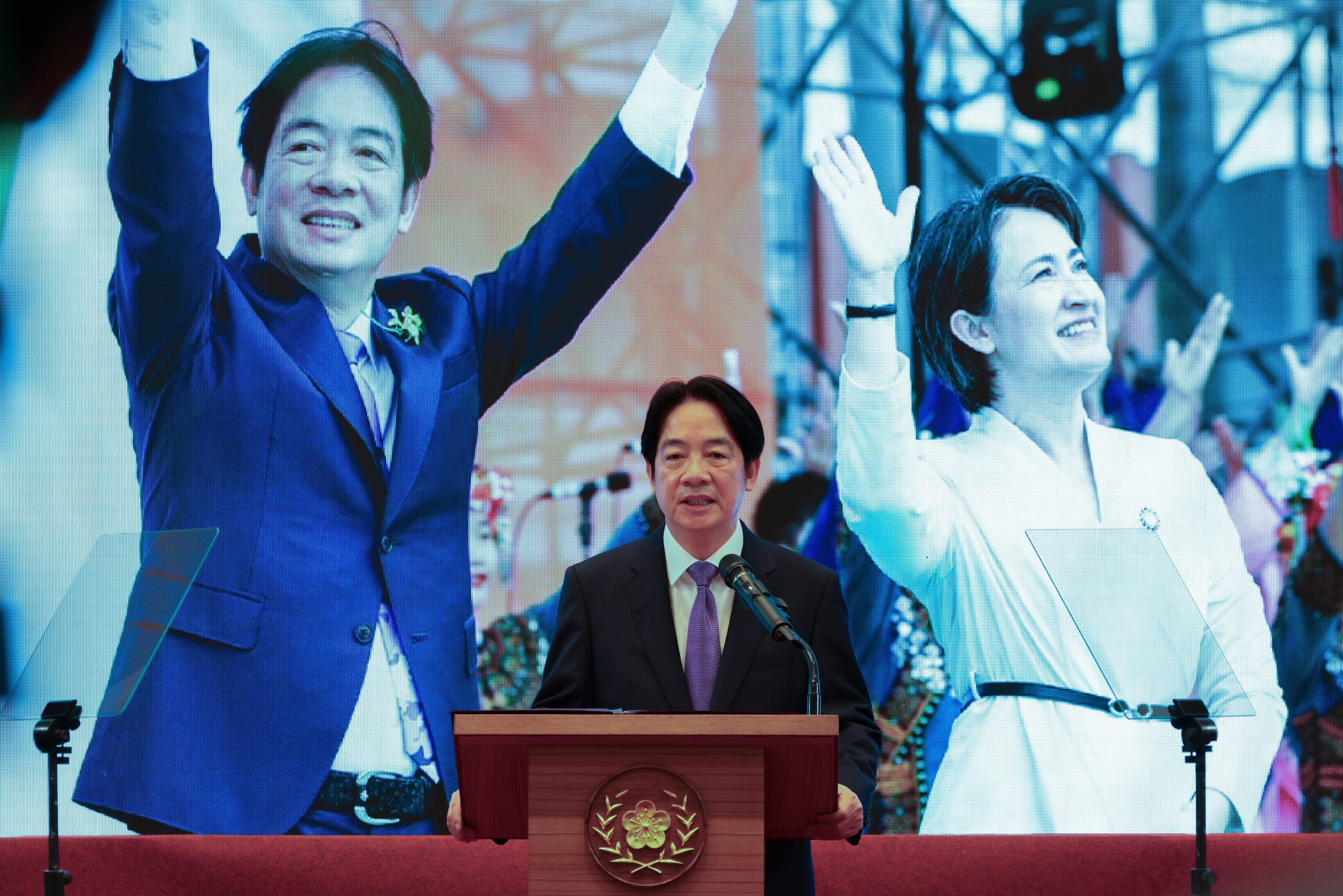 Líder de Taiwan pede revisão constitucional de polémico pacote legislativo