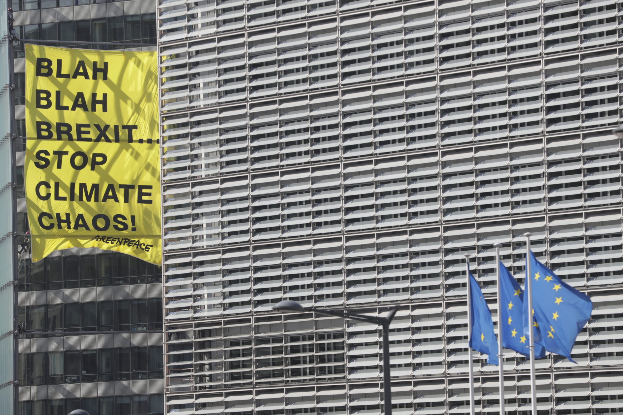 Greepeace coloca faixa em Bruxelas alertando para as alterações climáticas