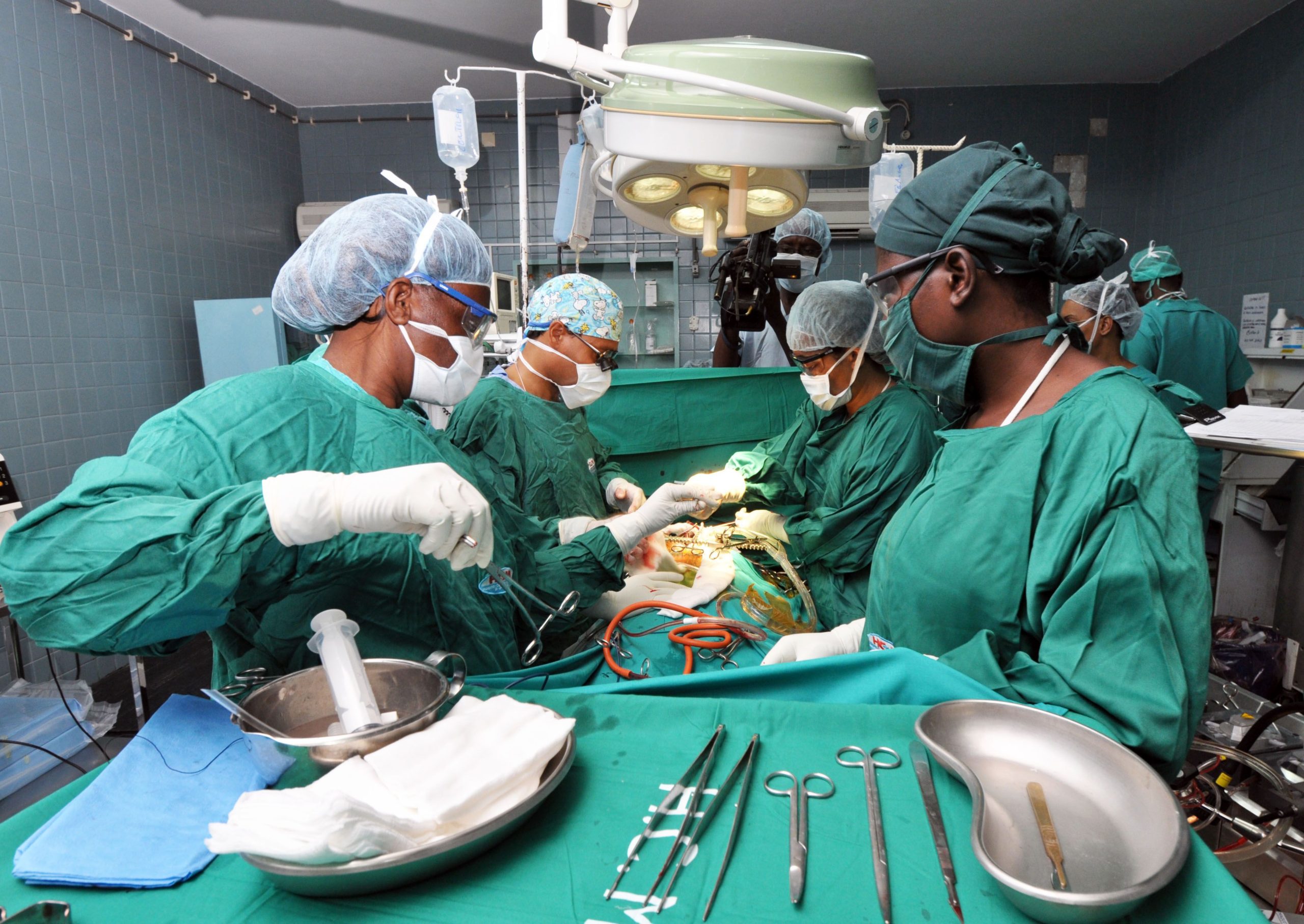 “O grande avanço da cardiologia da última década” chegou ao Hospital de Coimbra. Equipa implanta válvula aórtica a doente de 92 anos