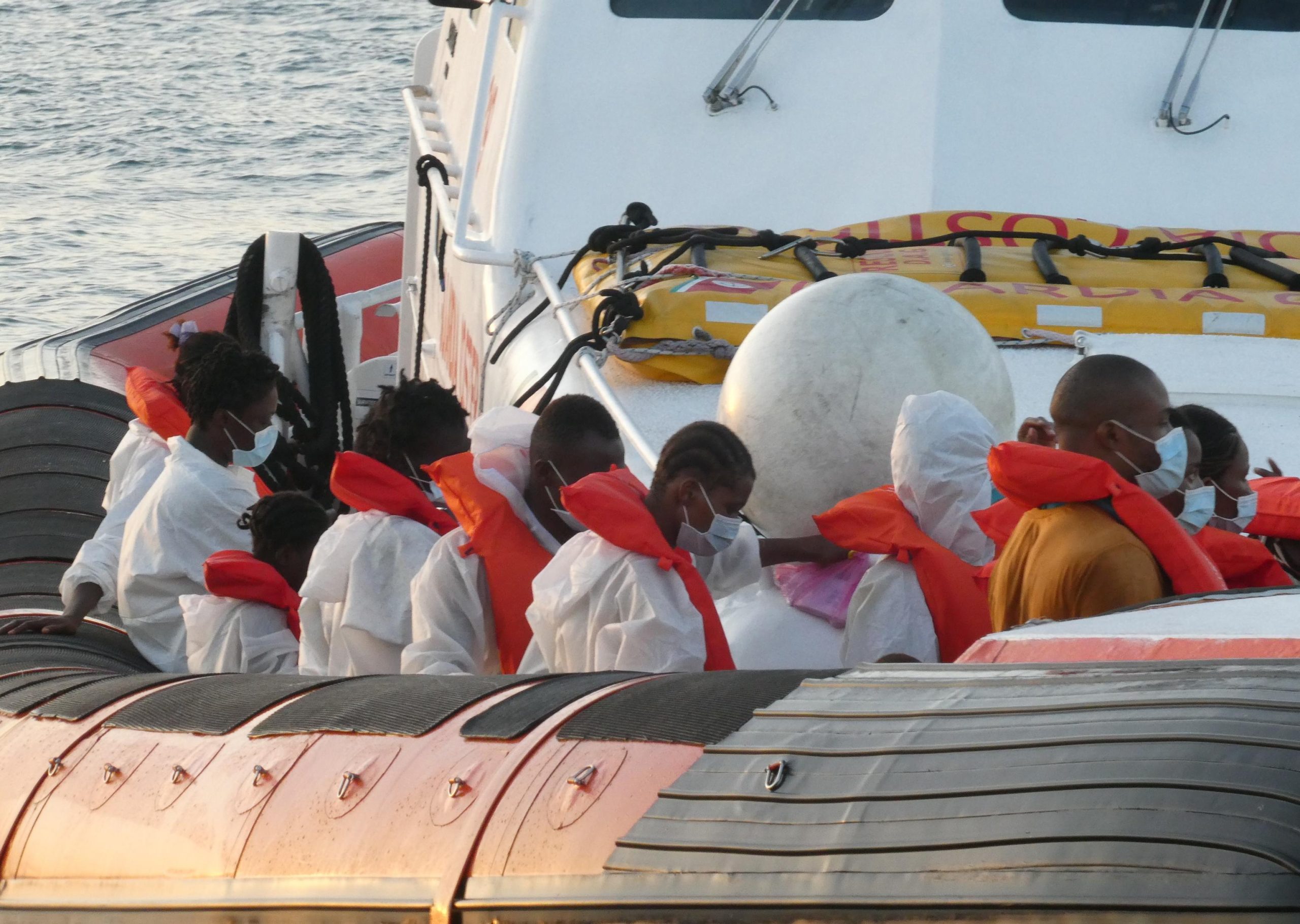 Mais de 500 migrantes chegam à ilha Lampedusa nas últimas 24 horas