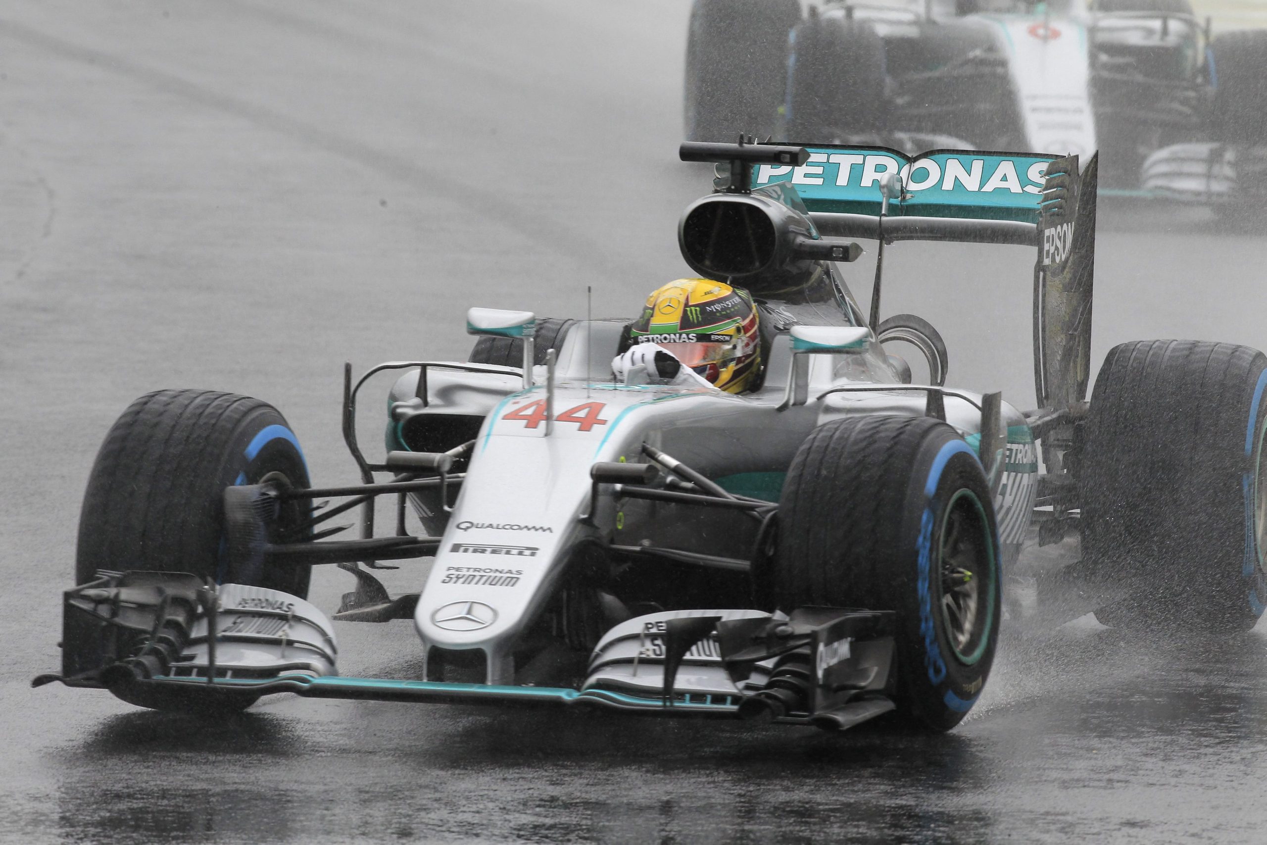 Hamilton vence GP Brasil e adia decisão do título de F1 para a última corrida
