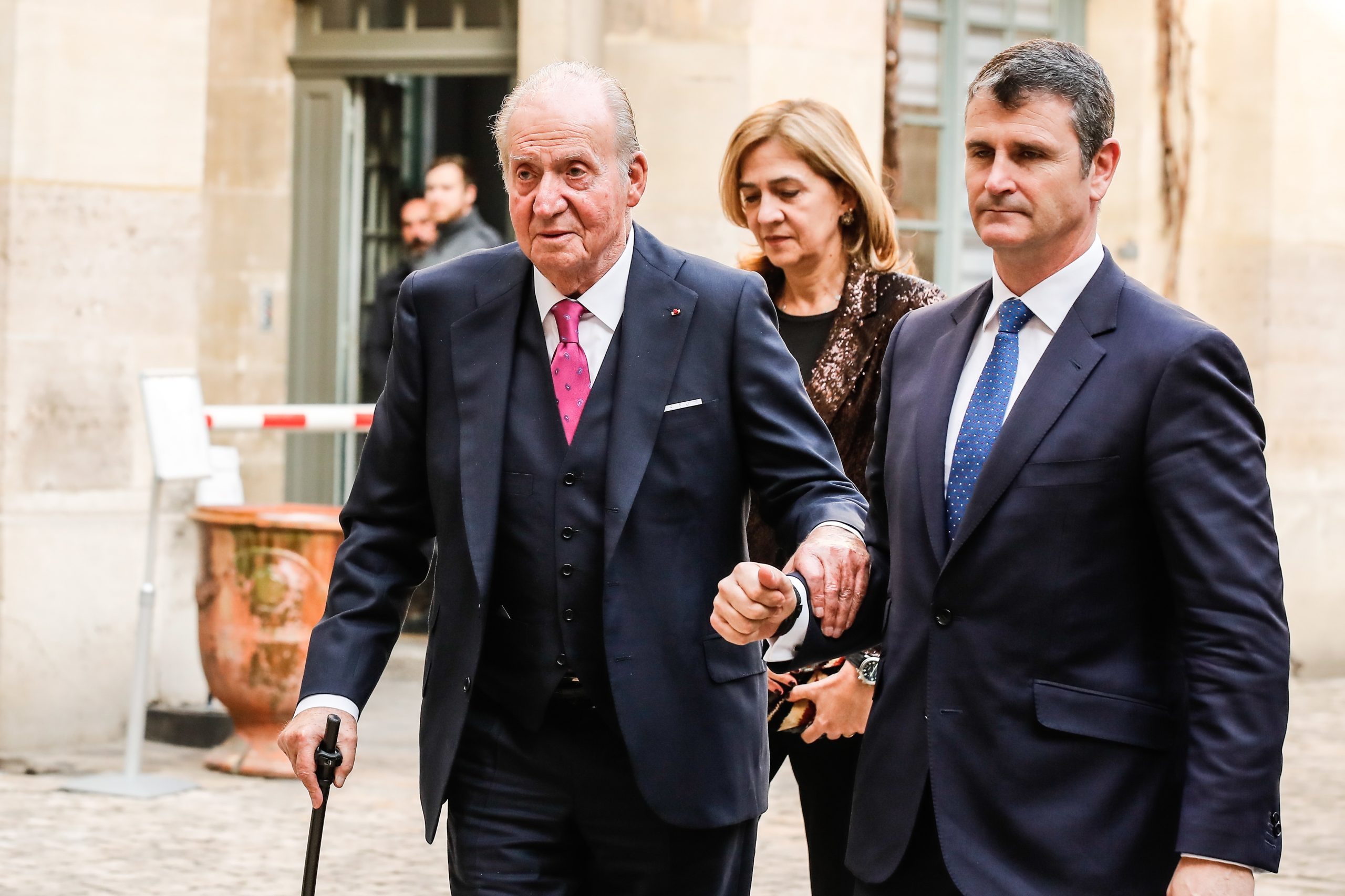 Juan Carlos I regressa a Espanha e com ele a polémica em torno da monarquia