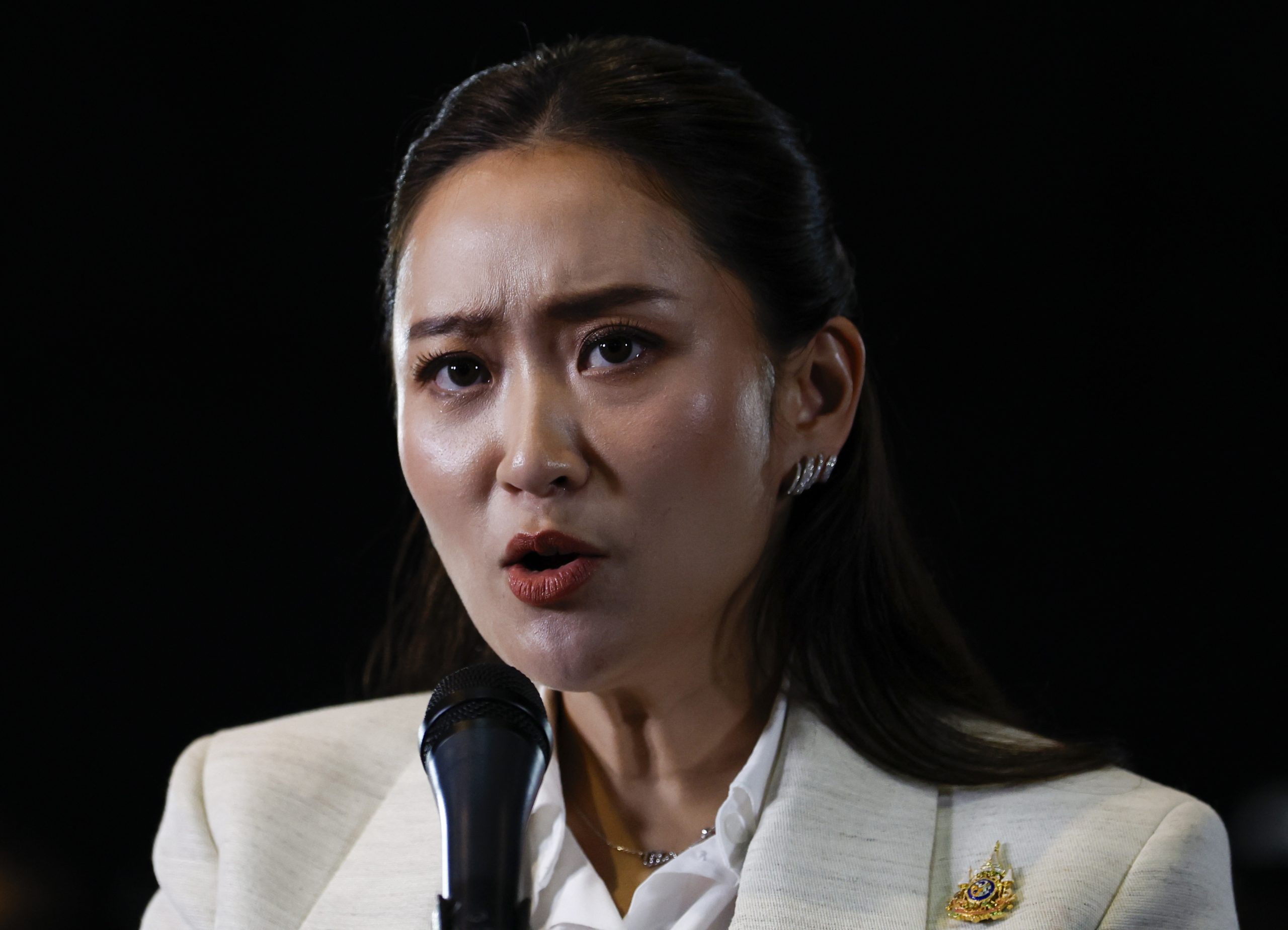 Primeira-ministra tailandesa Paetongtarn Shinawatra afastada após divulgação de chamada telefónica