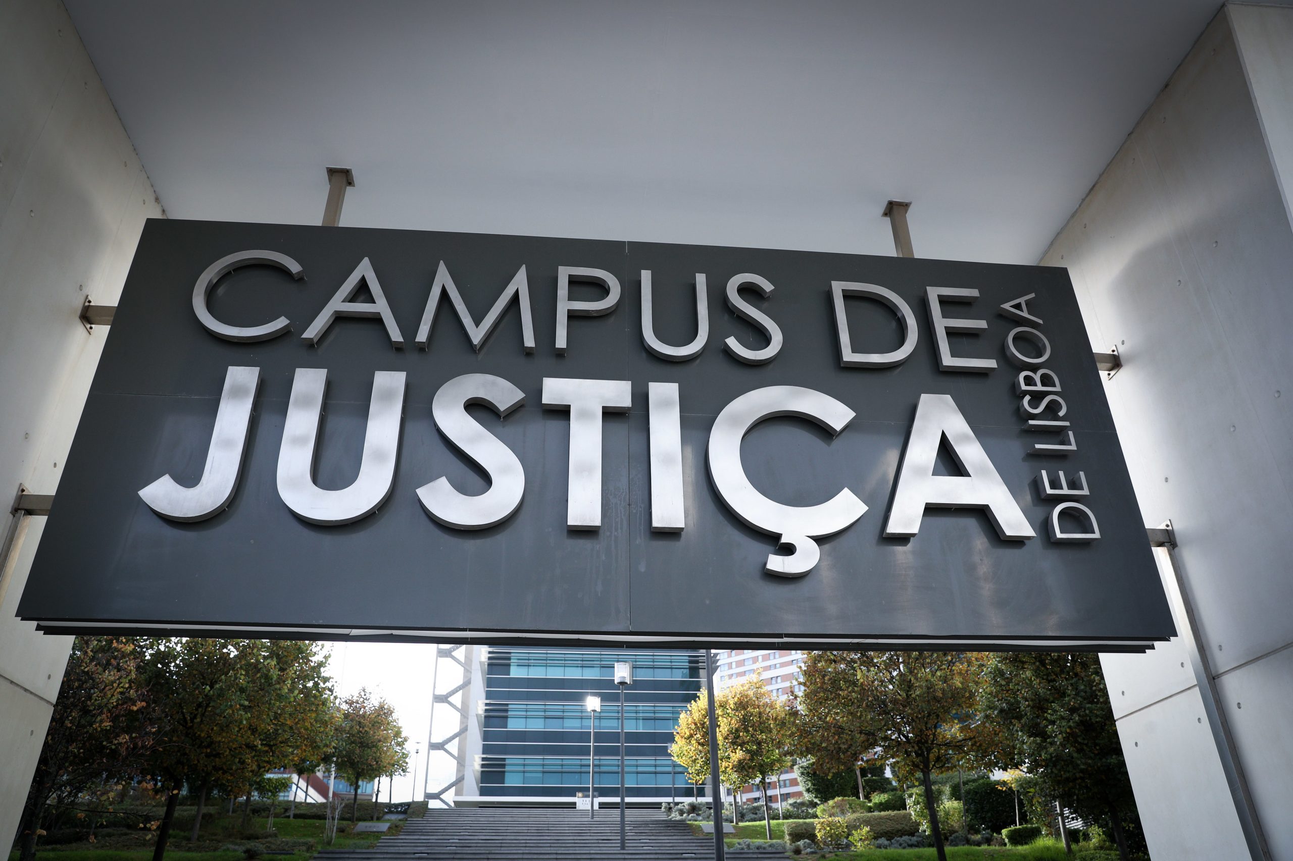Tribunal reduz pena de mulher que abandonou bebé no lixo para um ano e 10 meses de prisão