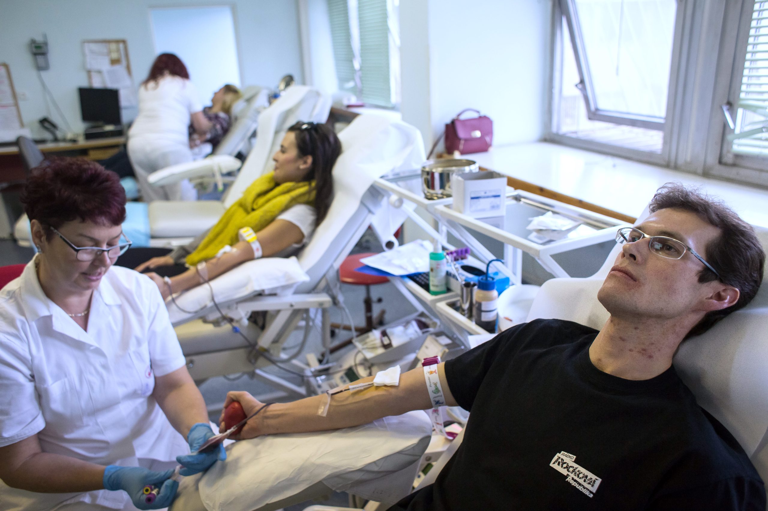 Homossexuais e bissexuais estão a ser discriminados quando vão dar sangue. PAN questiona governo sobre denúncias