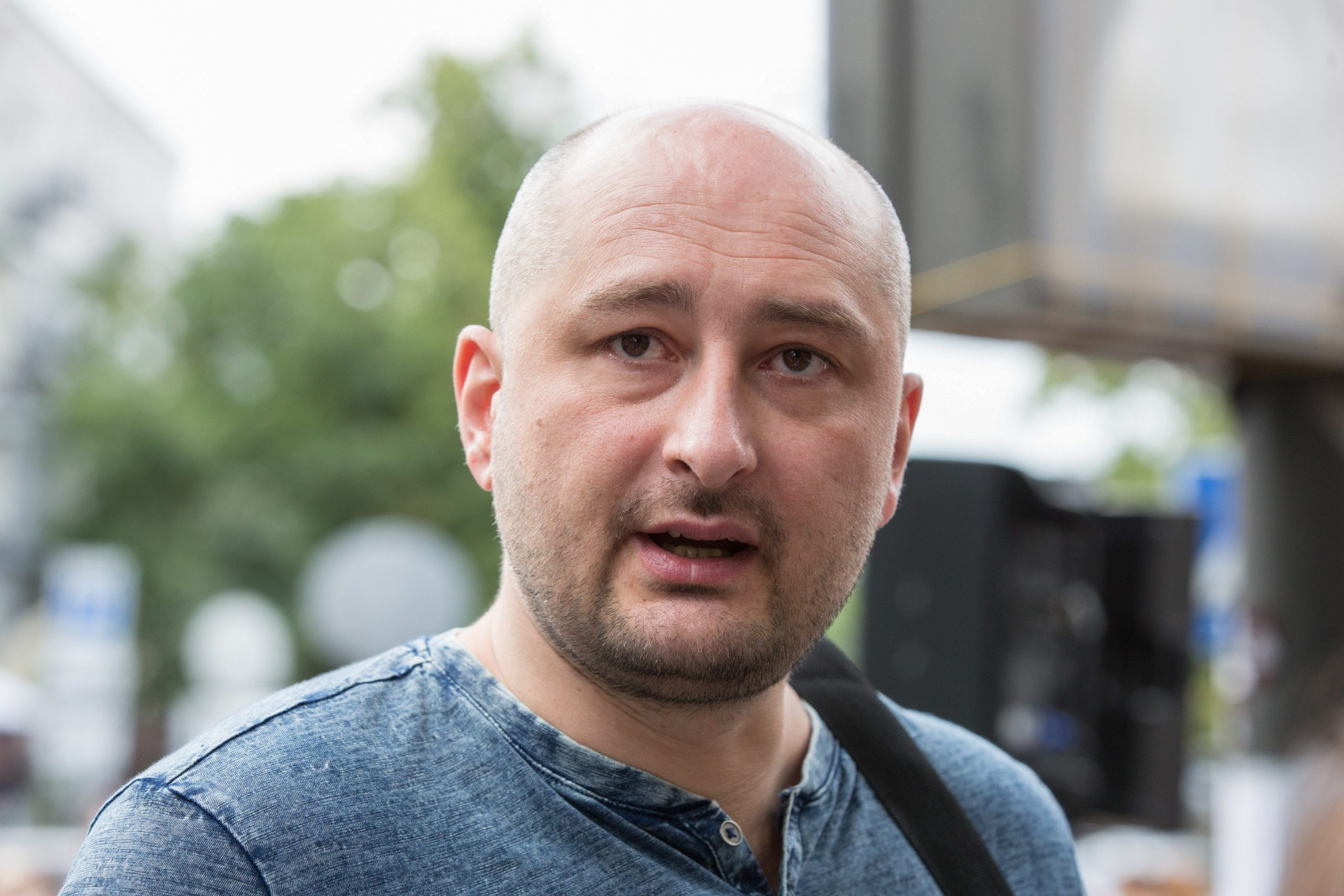 Jornalista russo crítico de Putin assassinado em Kiev com tiros nas costas