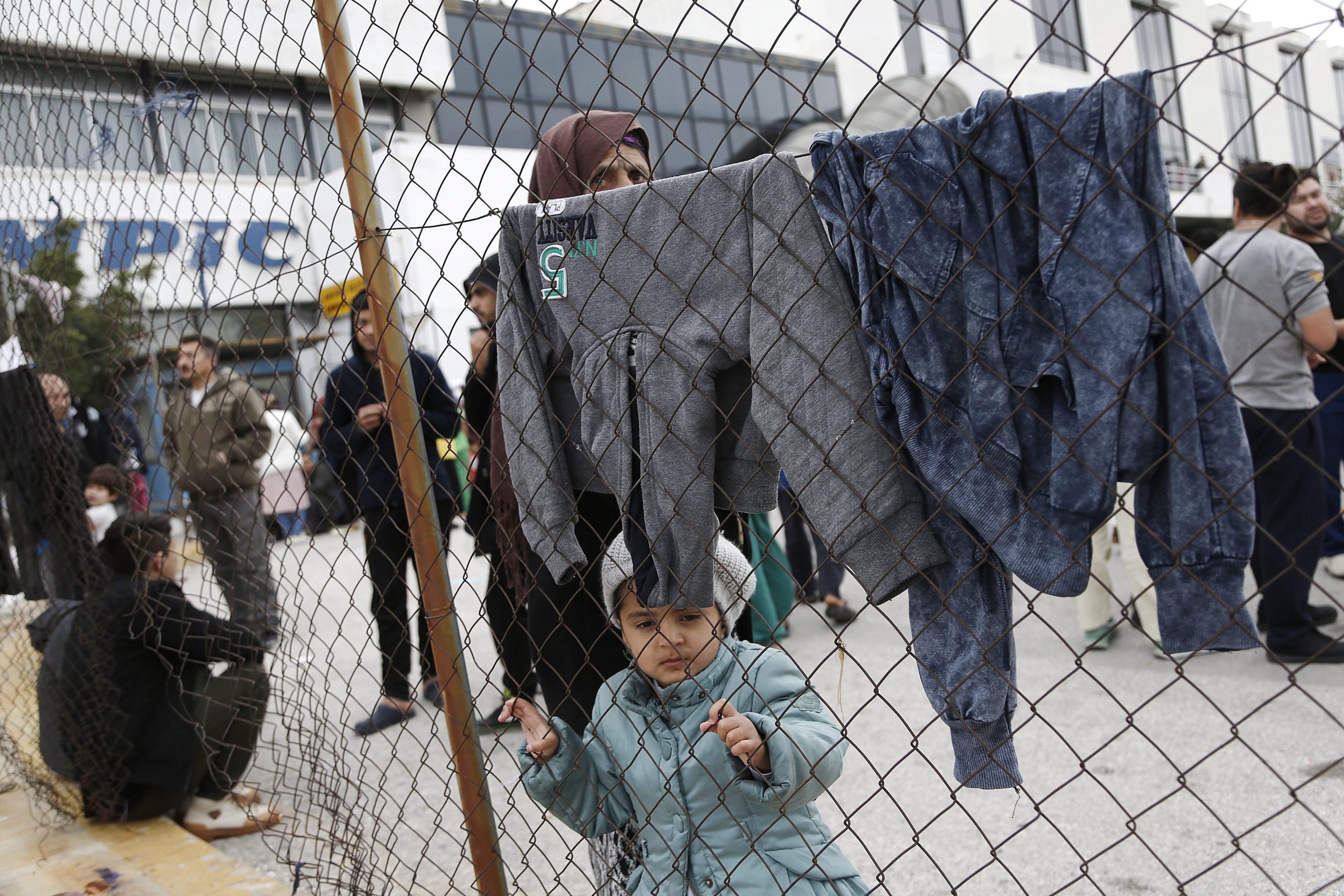 Bruxelas entrega mais 3,9 milhões de euros à Grécia para ajudar migrantes nas ilhas