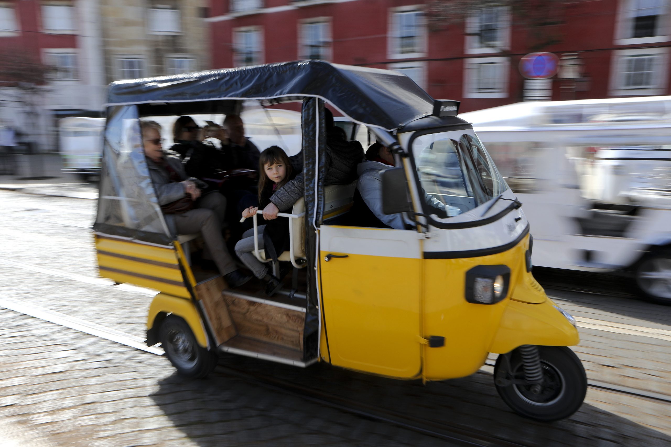 Acidente com tuk-tuk em Alfama, Lisboa, provoca cinco feridos ligeiros