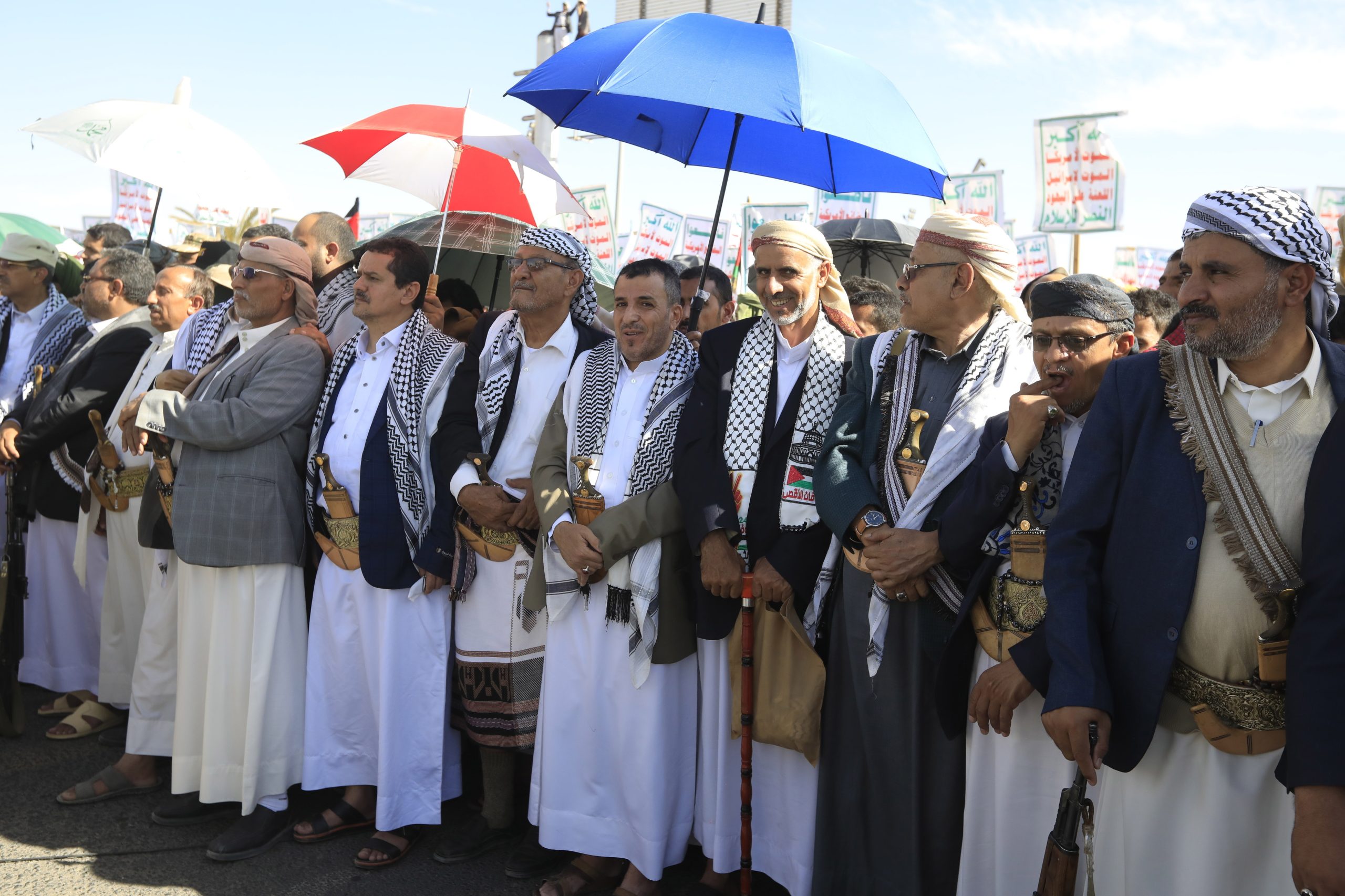 Houthis condenam nove homossexuais à morte por crucificação e apedrejamento