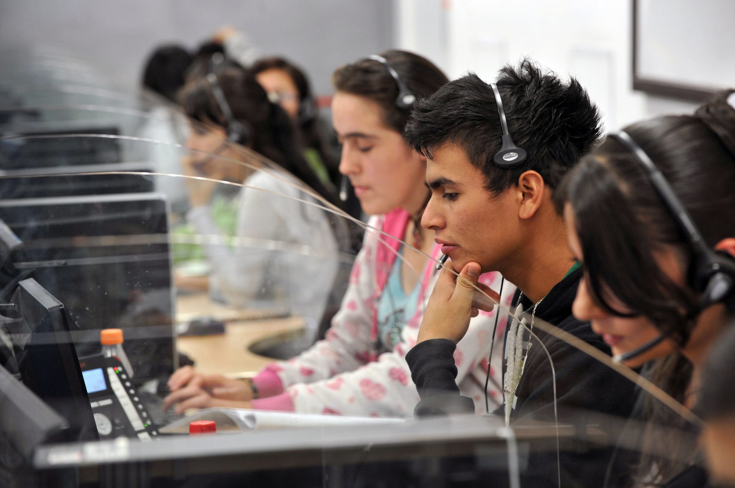 São mais instruídos, têm menos trabalho e emigram mais. São os jovens de hoje em dia