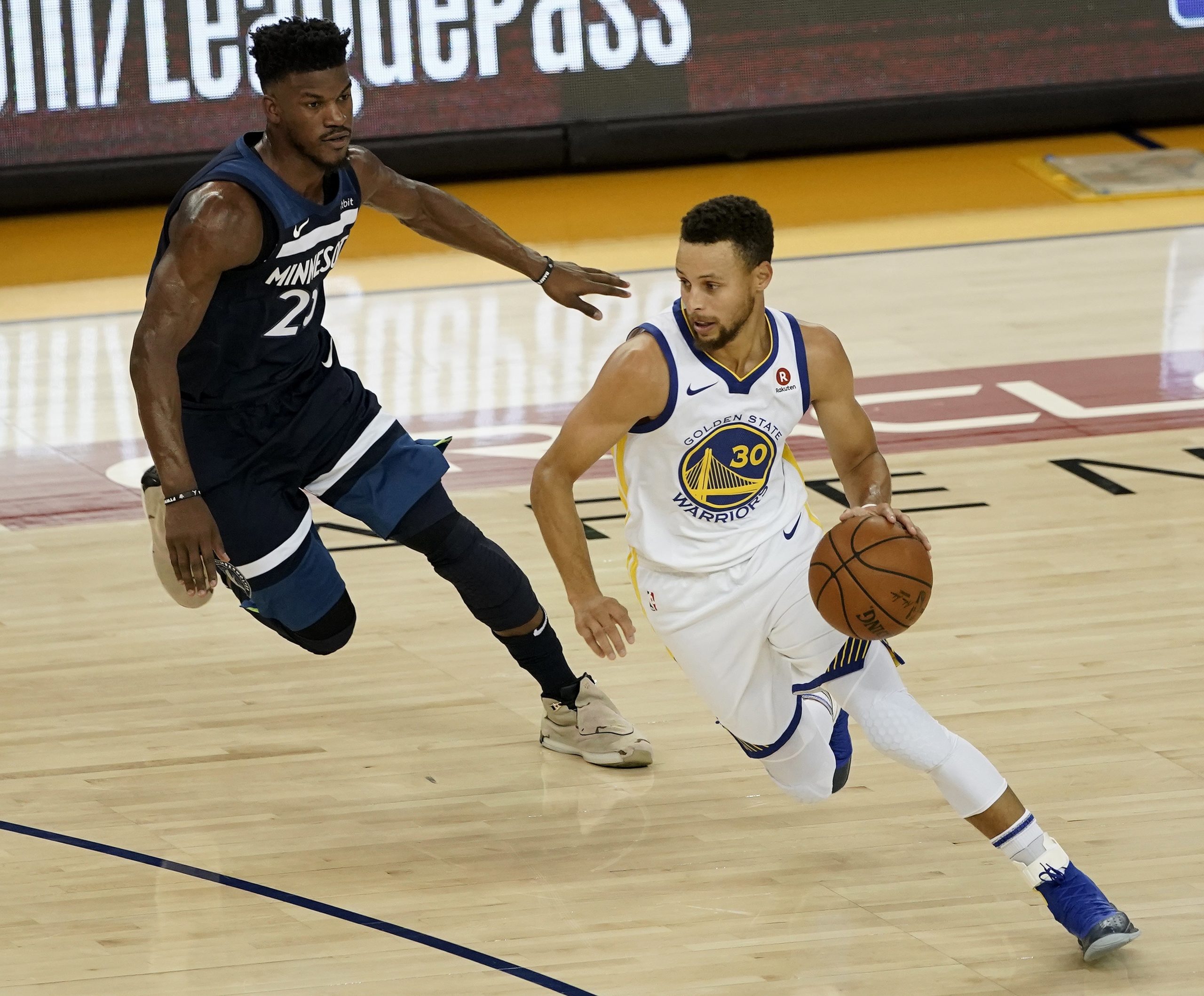 Stephen Curry três semanas ausente devido a entorse no joelho esquerdo