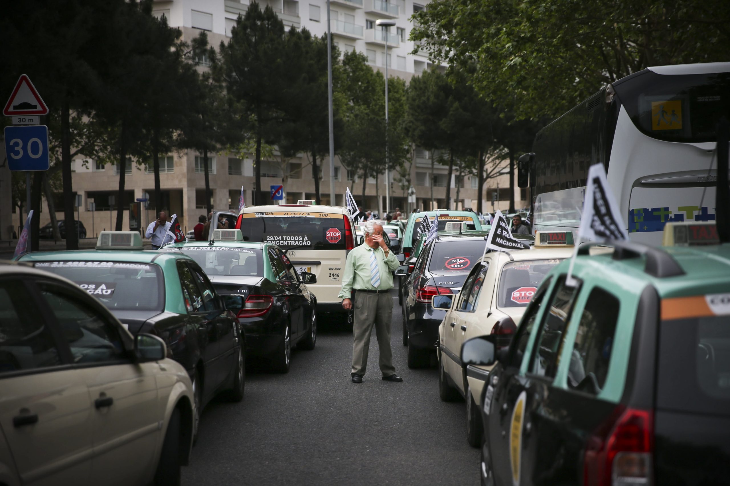 Protesto de taxistas: “queremos fazê-lo de forma pacífica, mas se acontecer alguma coisa responsabilizamos o Governo”