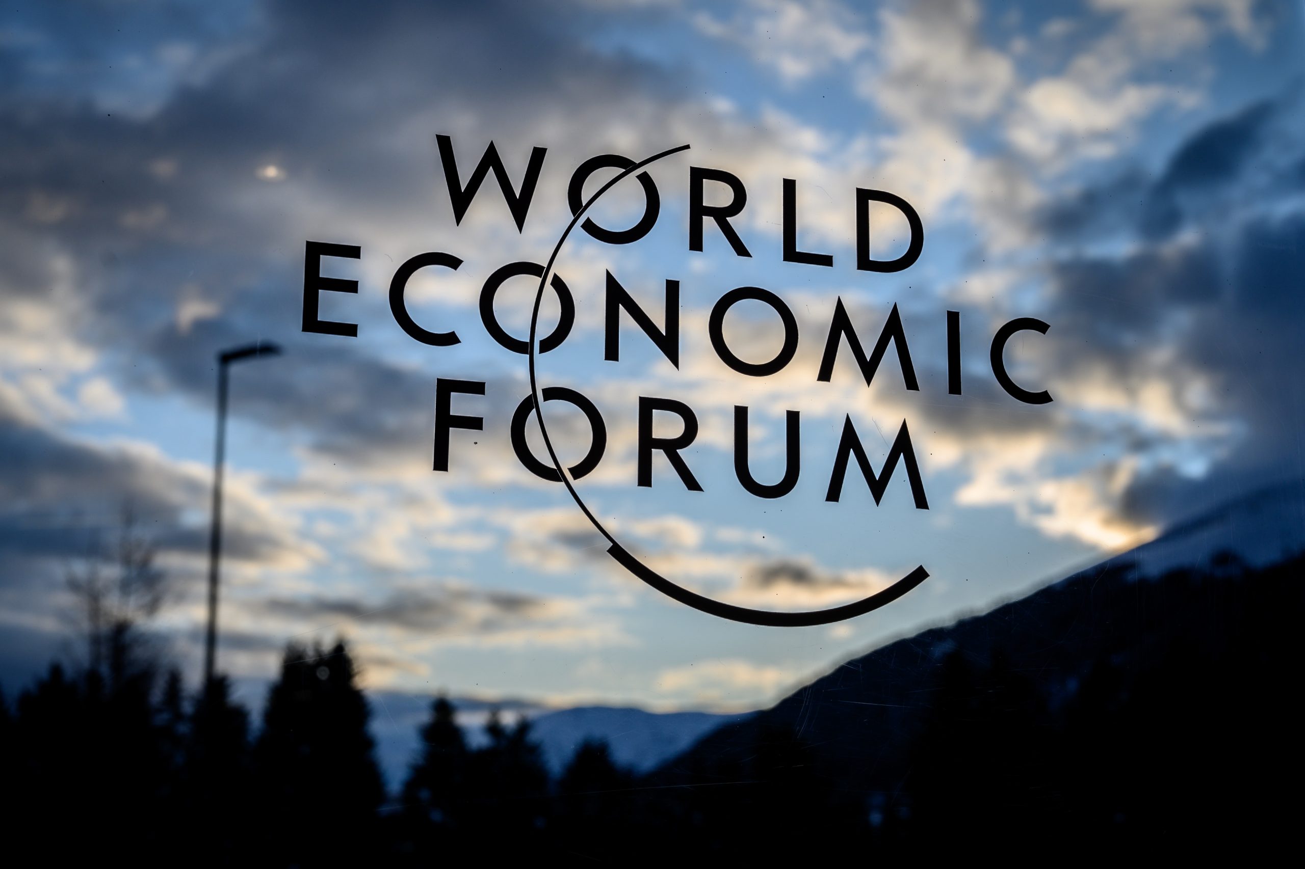 Fórum de Davos adiado para o verão em 2021