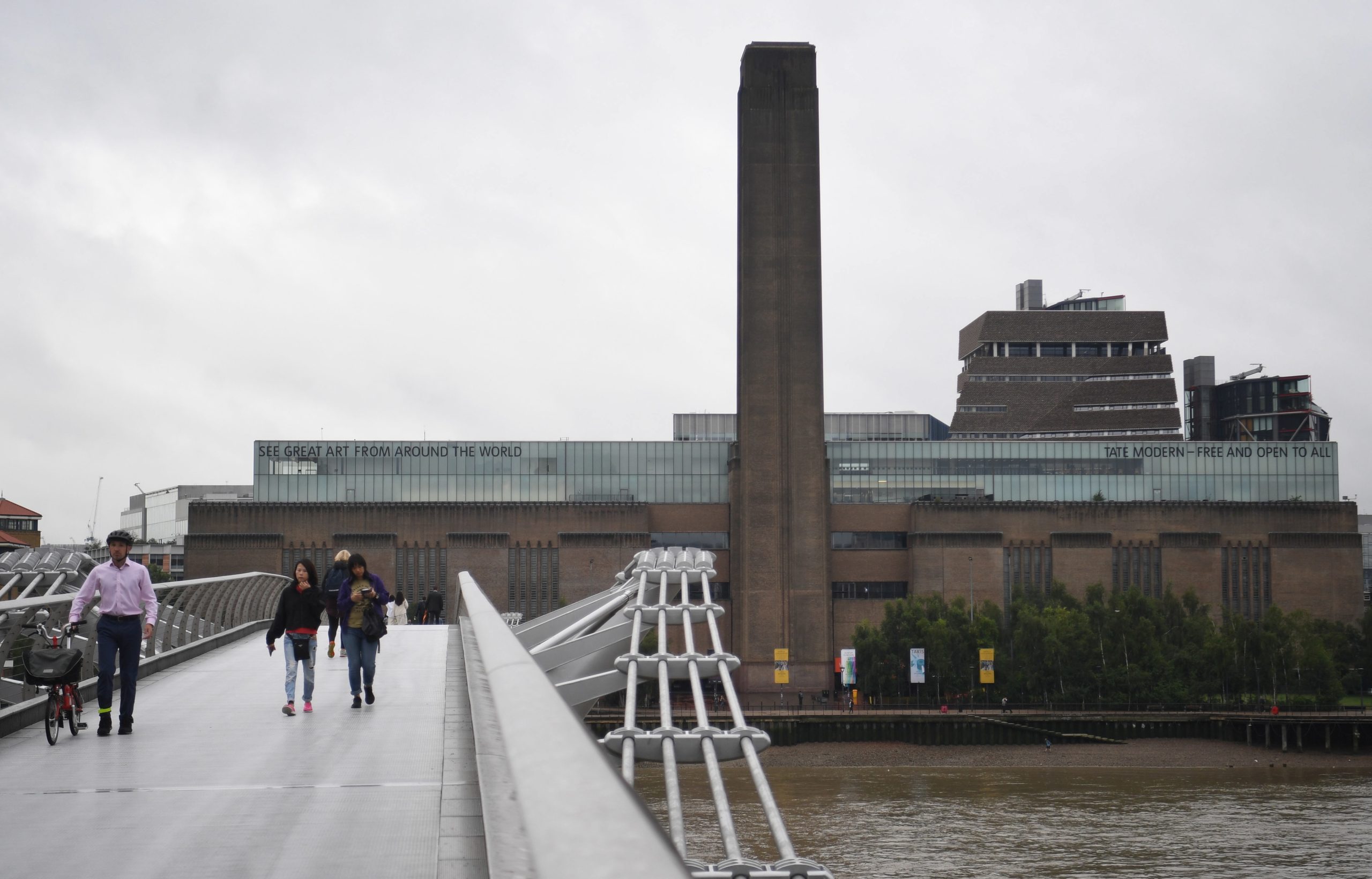 Jovem que empurrou criança de museu em Londres condenado a 15 anos de prisão
