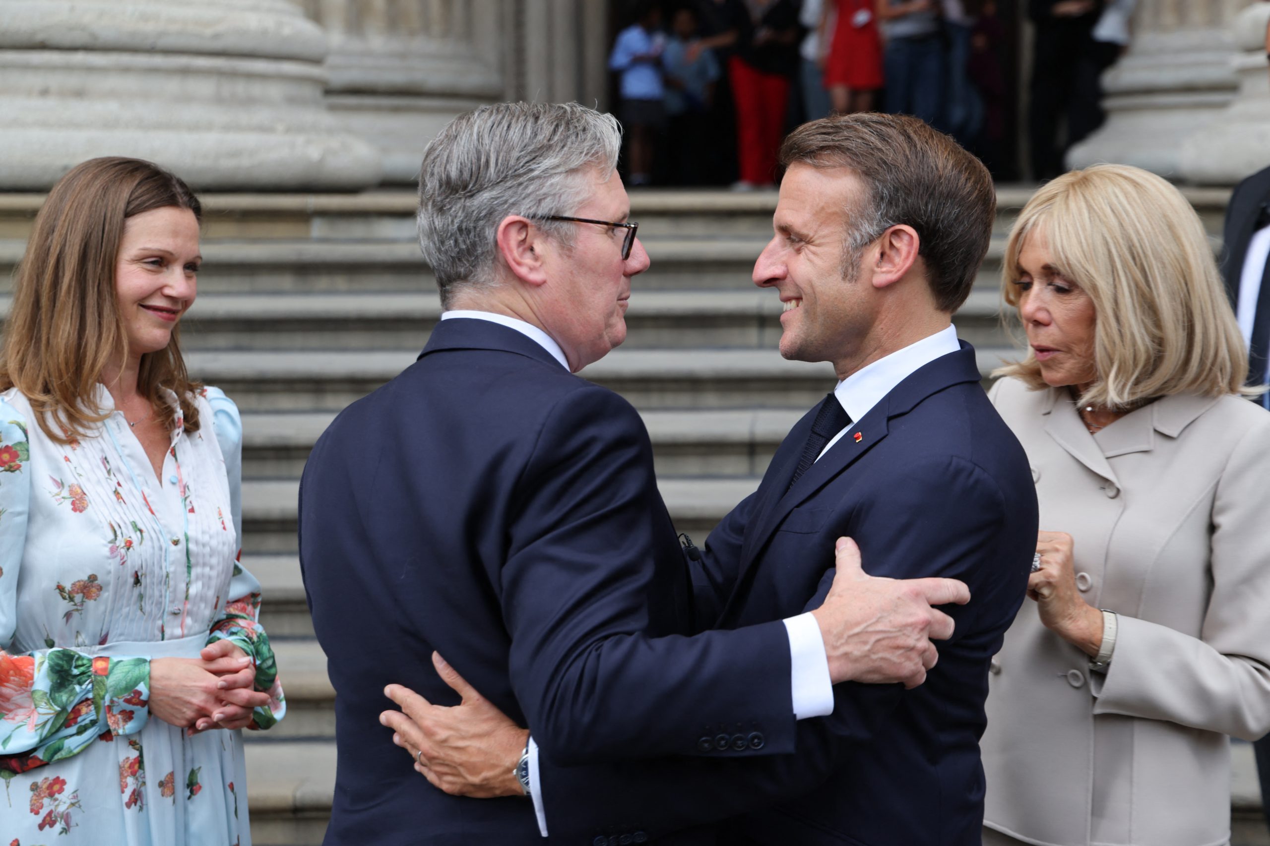 Reino Unido e França vão assinar acordo que permite resposta conjunta a qualquer “ameaça extrema à Europa”