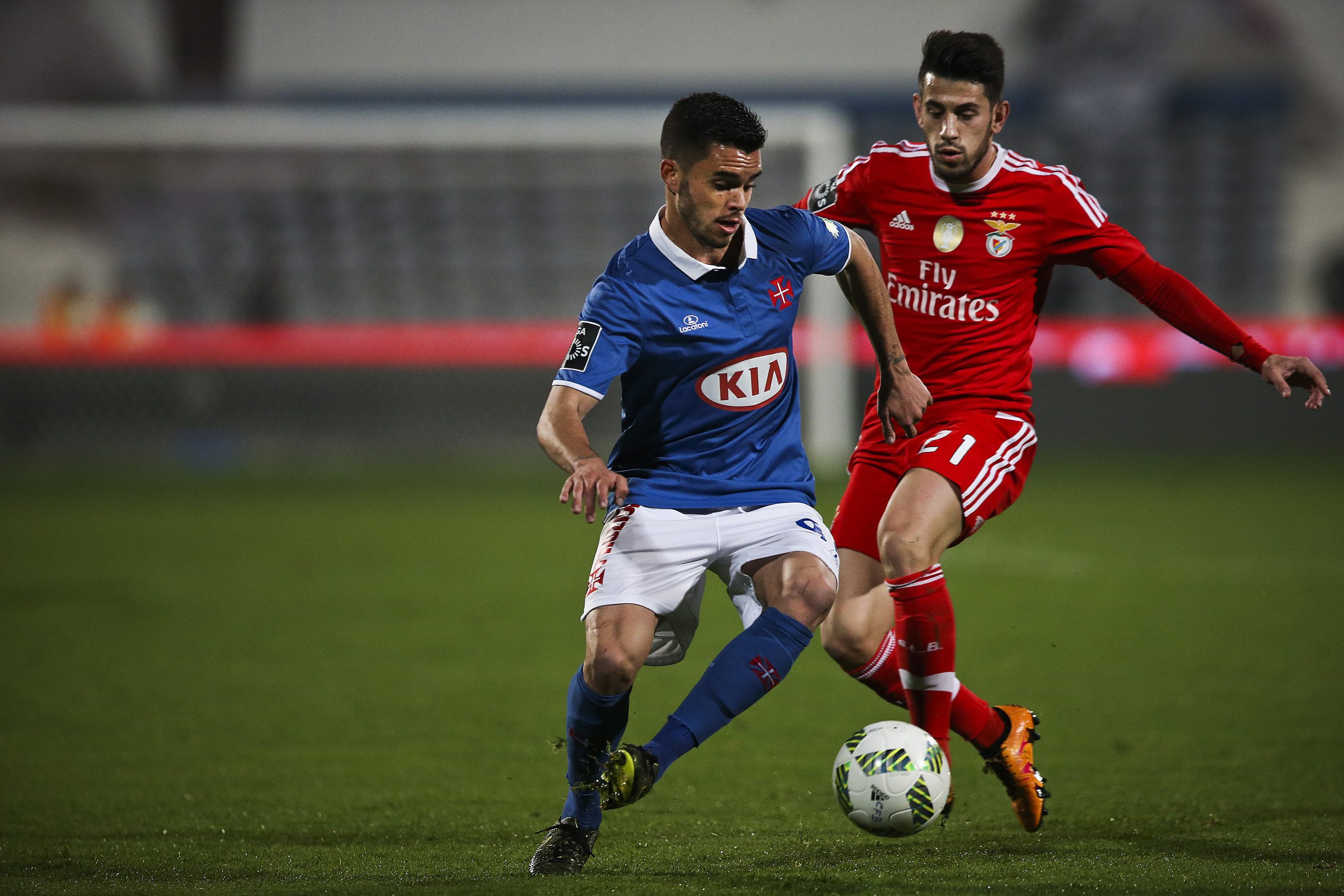Jogadores de Belenenses e Benfica entram no relvado acompanhados por crianças sírias