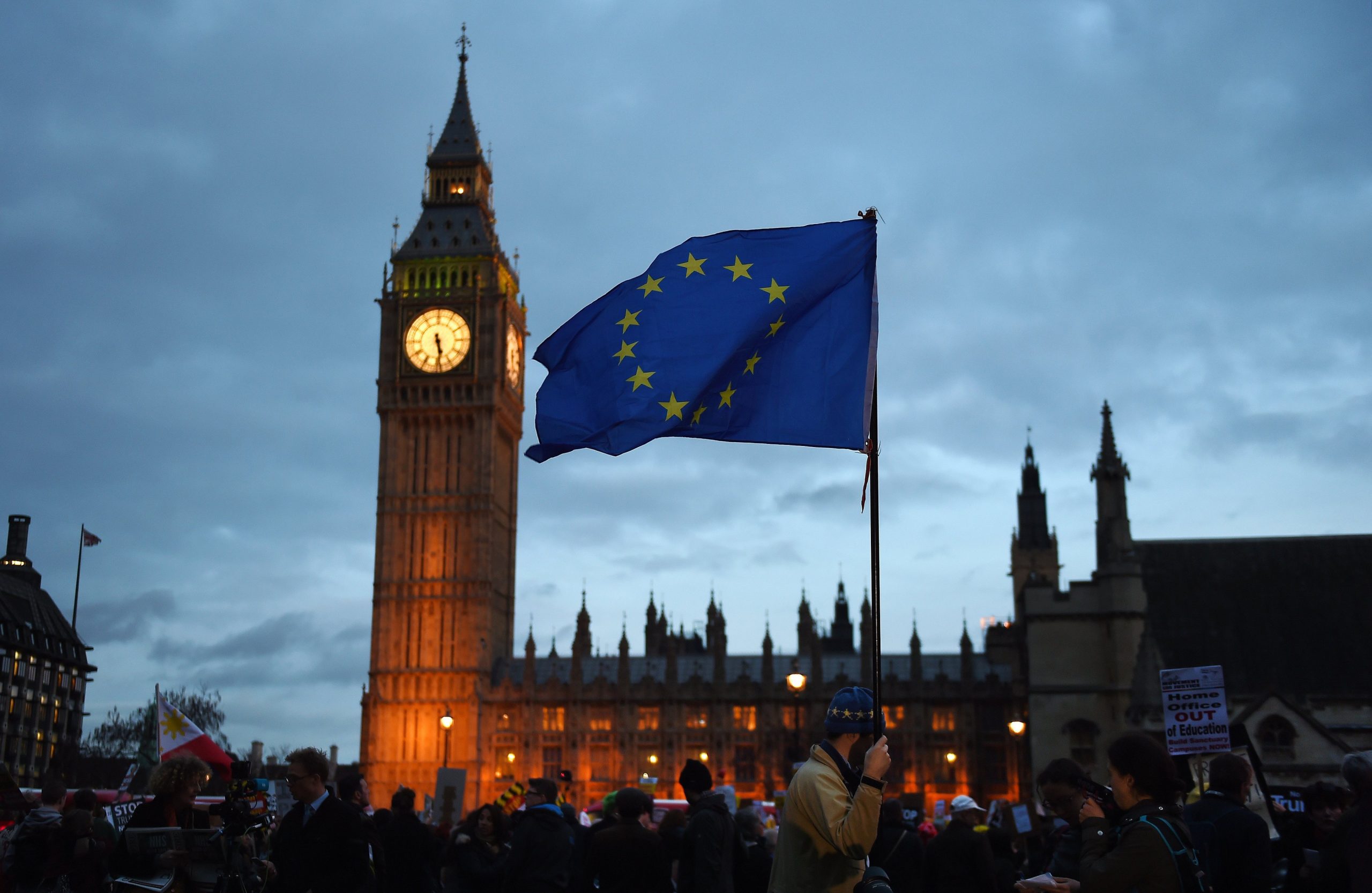 Deputados rejeitam emendas ao ‘Brexit’ para proteger direitos dos europeus