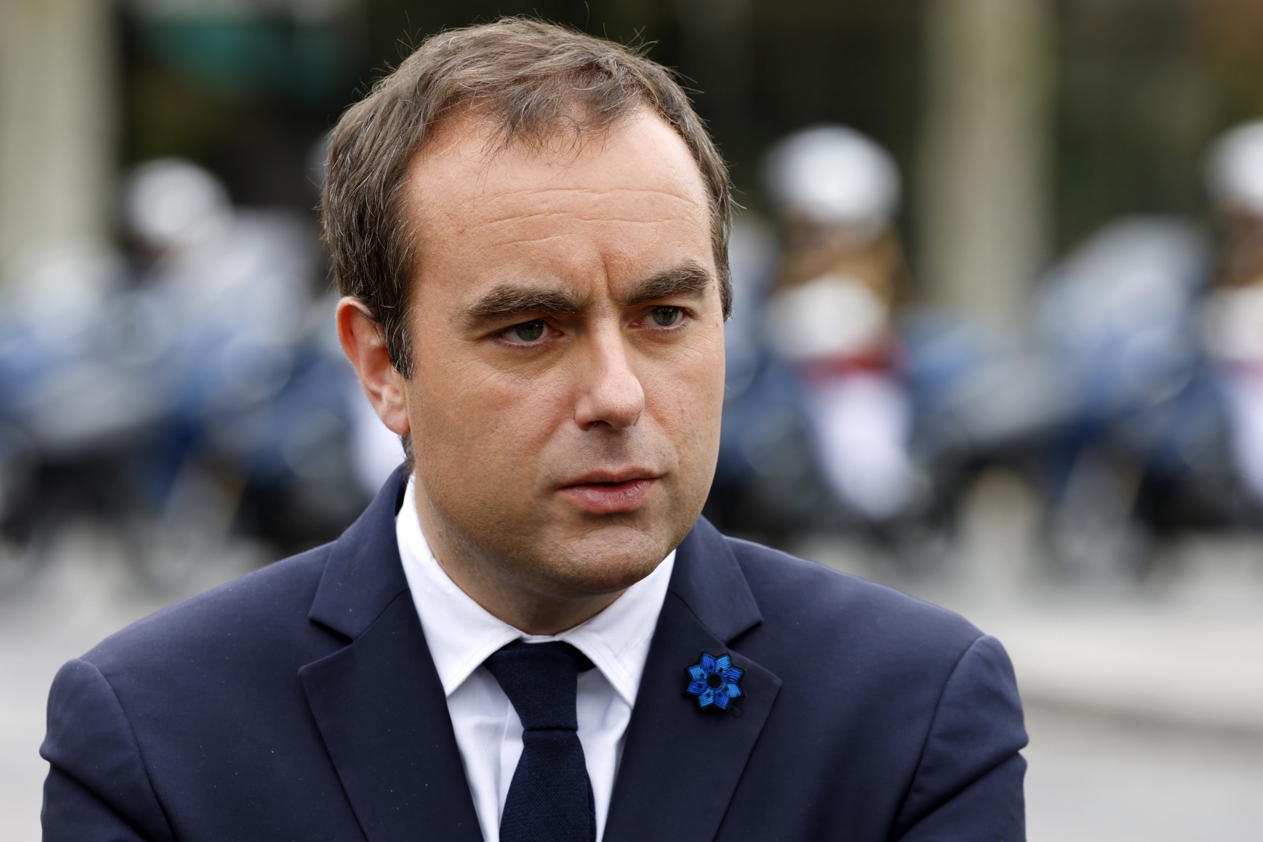 Porque é que o primeiro-ministro francês se demitiu ao fim de 27 dias?