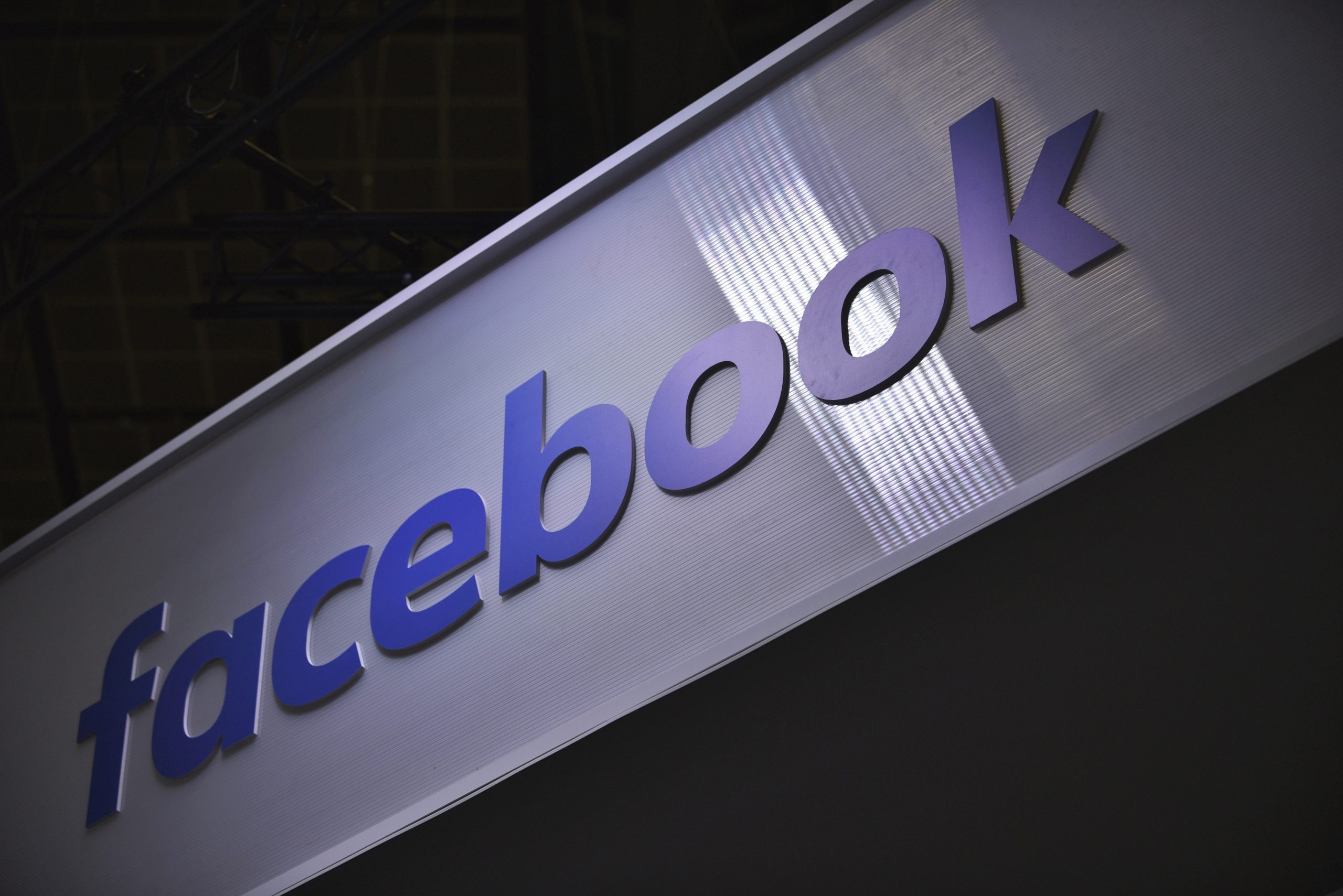 Facebook vai remover mensagens que neguem o Holocausto
