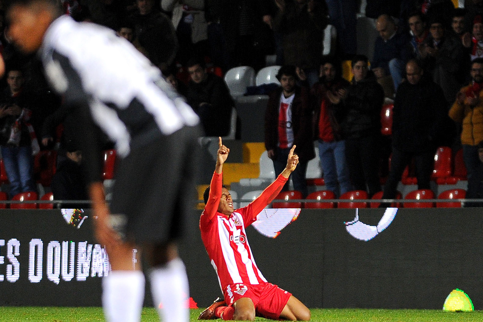 Aves vence Portimonense e afasta-se da zona de descida