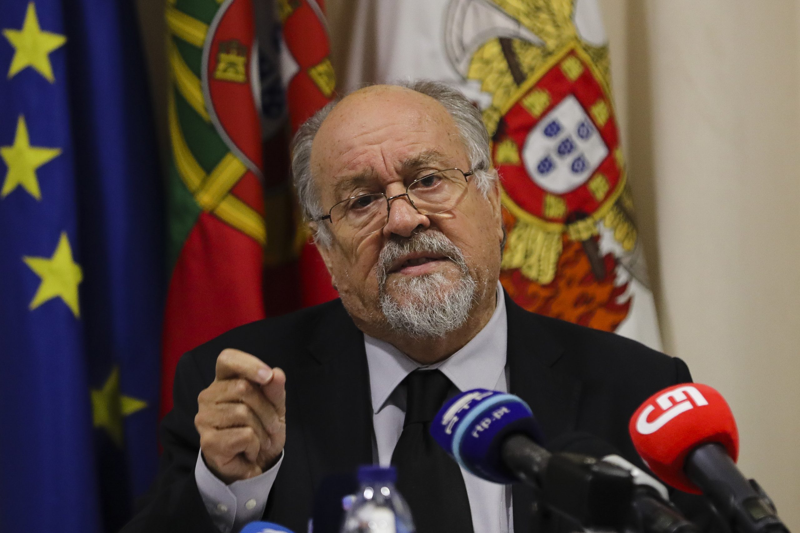 Liga diz que o ministro da Administração Interna pretende “atemorizar” bombeiros e admite avançar com queixa-crime