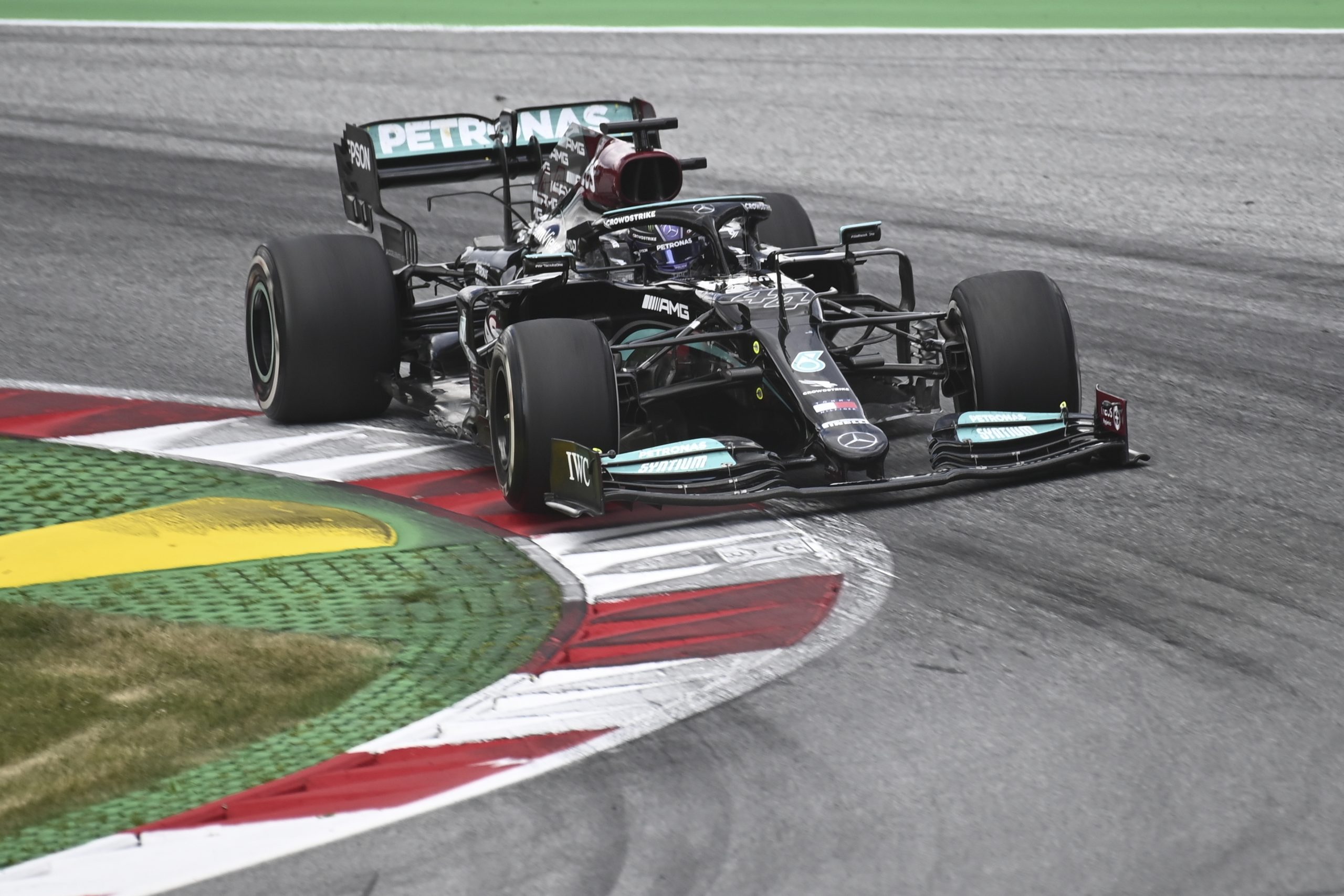 F1: Hamilton, heptacampeão do mundo, renova com Mercedes até 2023