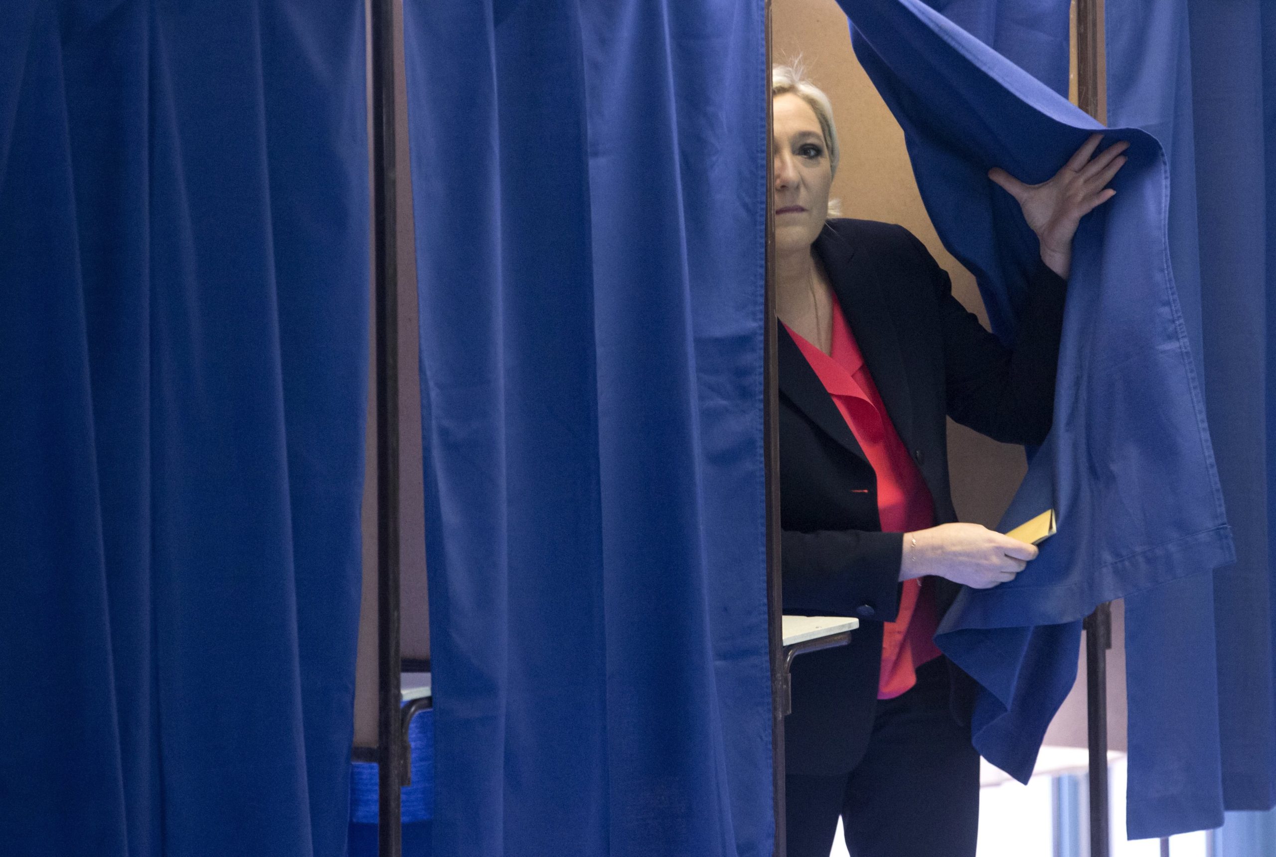 Macron e Le Pen já votaram na segunda volta das presidenciais em França