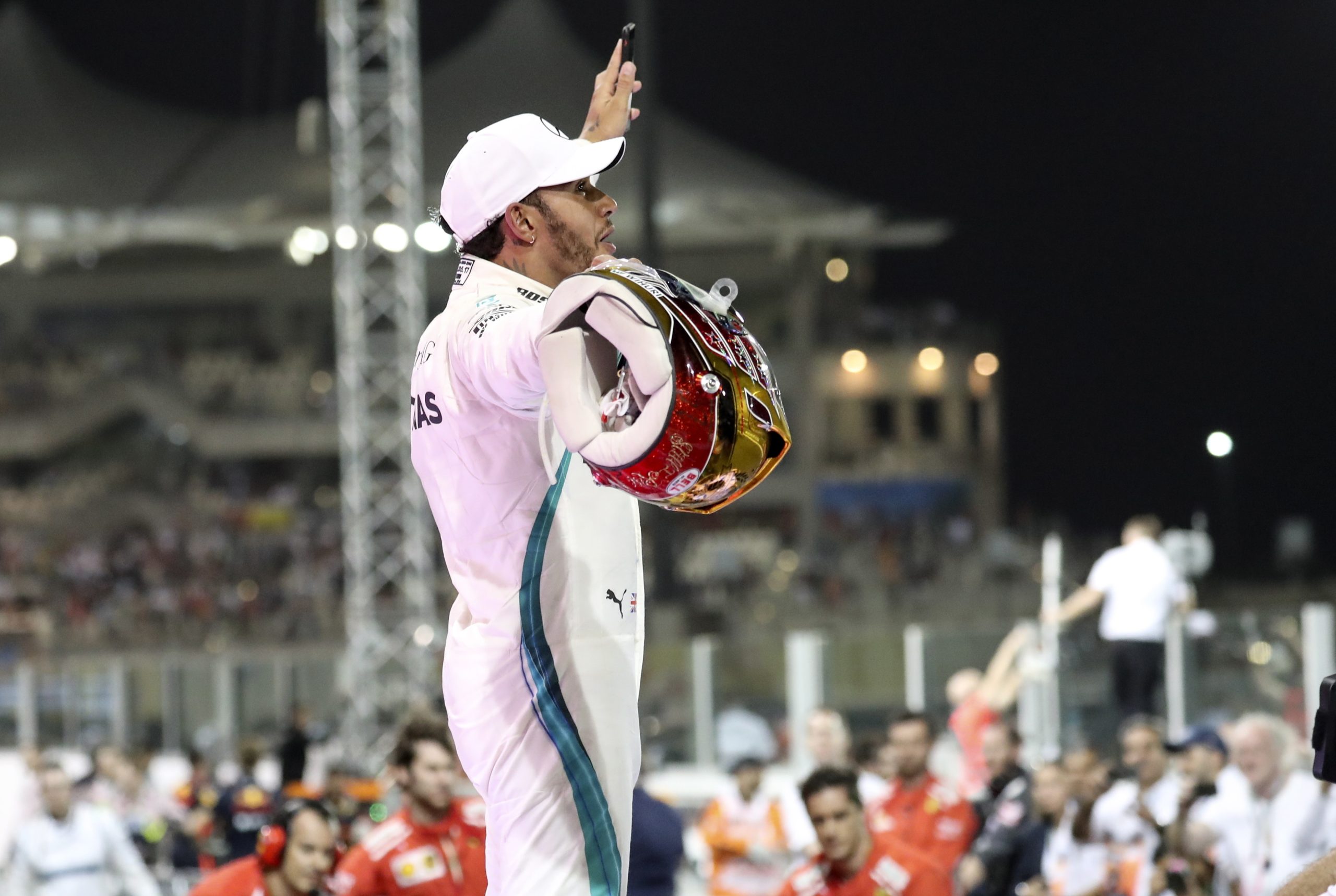 Hamilton fecha época de Fórmula 1 com triunfo na despedida de Alonso