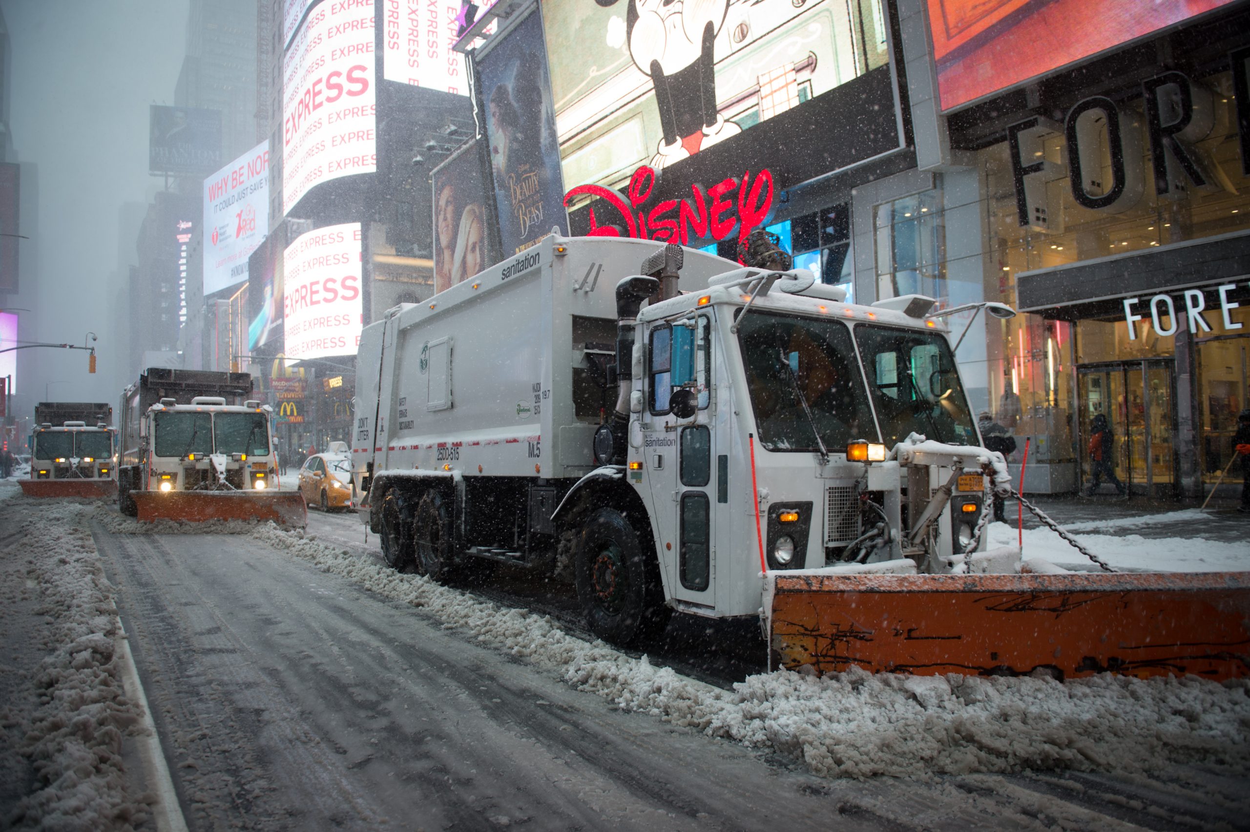 Depois de dias de quase-primavera, uma tempestade de neve paralisou Nova Iorque