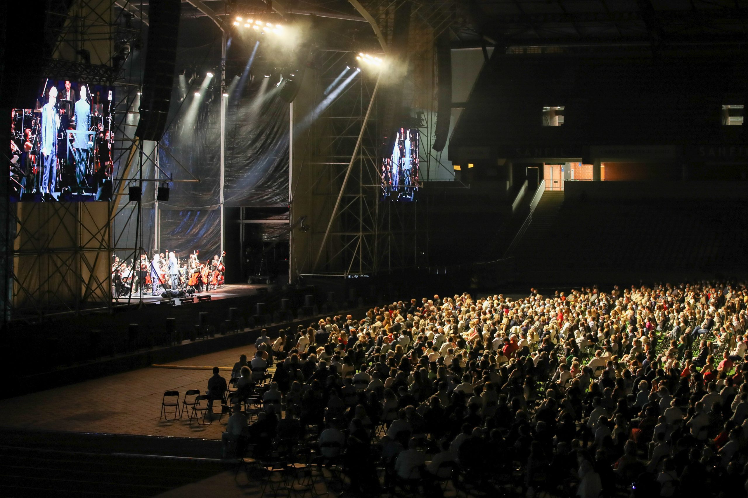Produtores e promotores de espetáculos com dúvidas sobre realização de eventos