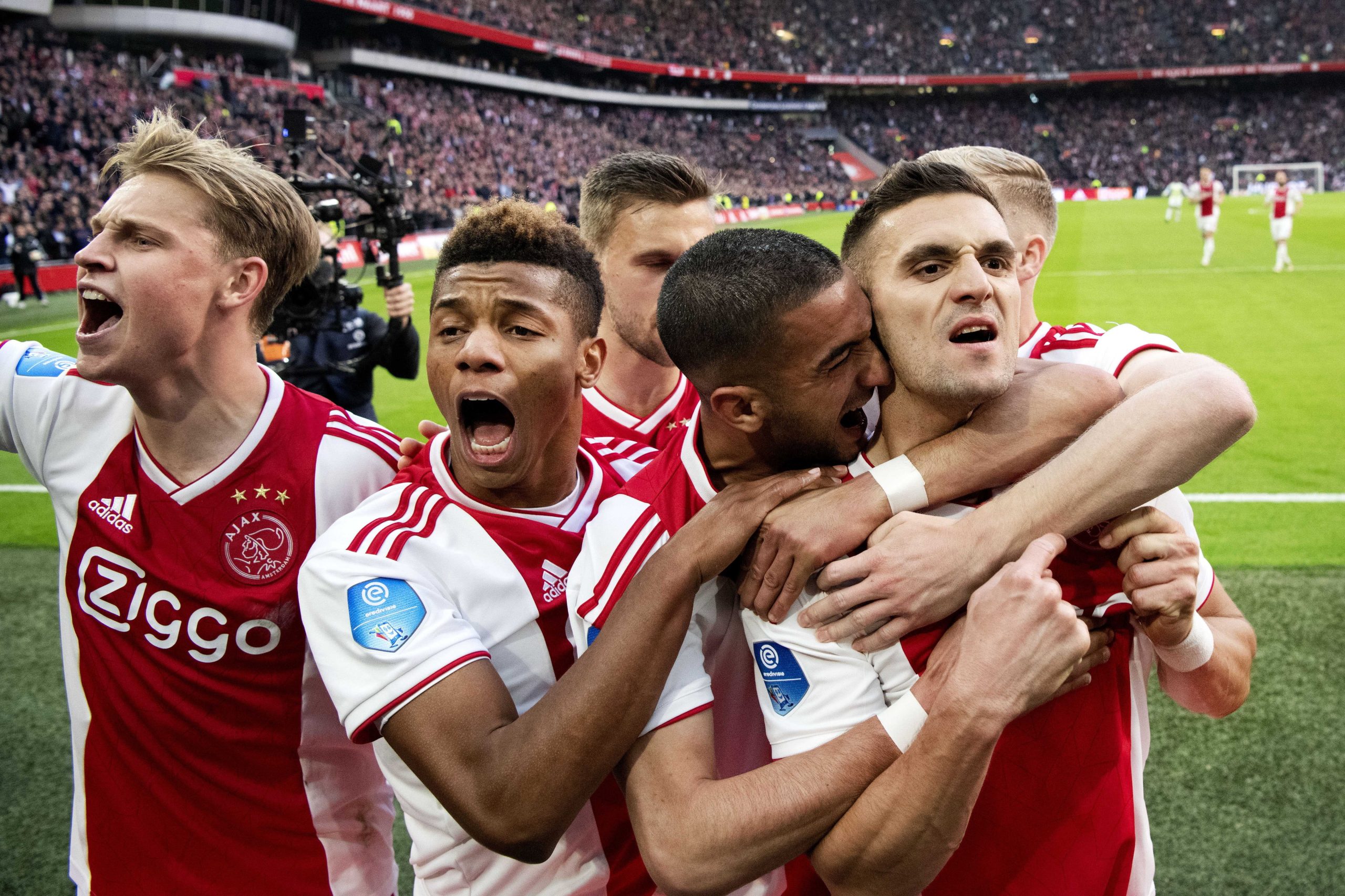 Ajax vence ‘clássico’ com PSV e fica a apenas dois pontos do líder