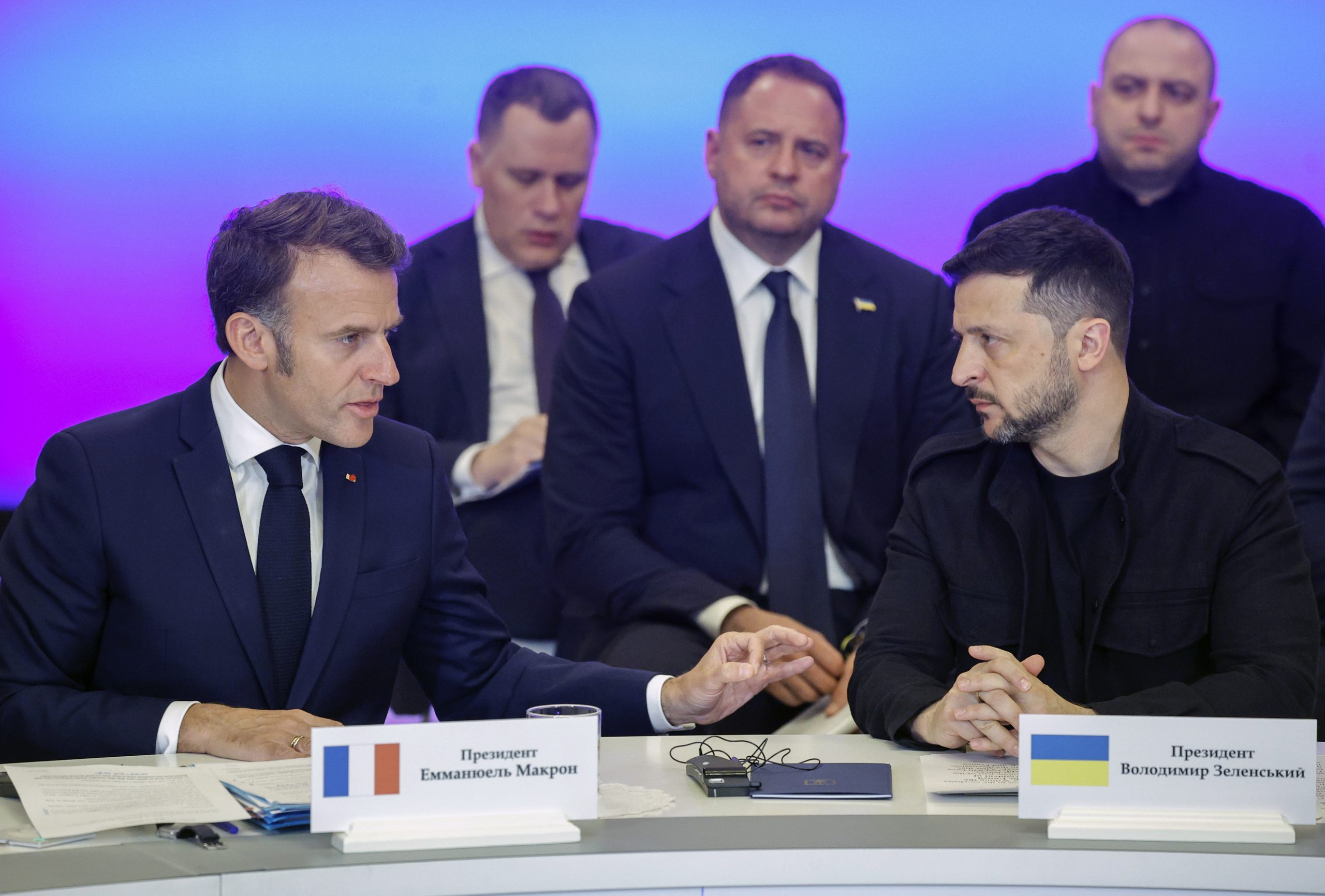 “Ao falar de paz, a Rússia continua a matar e a destruir”. Macron e Zelensky reforçam frente diplomática