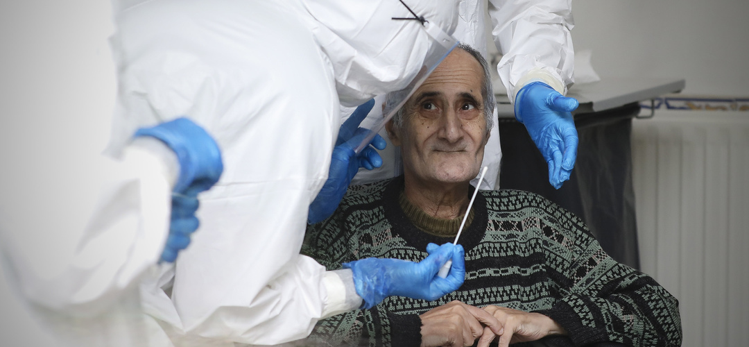 Covid-19: Doença teve impacto maior na Europa porque gripe “foi muito ligeira” em 2019